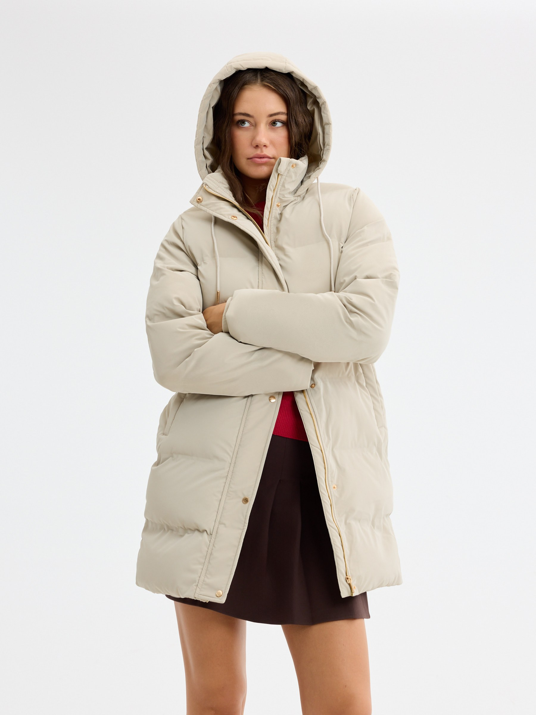 Anorak acolchoado com capuz taupe vista meia frontal