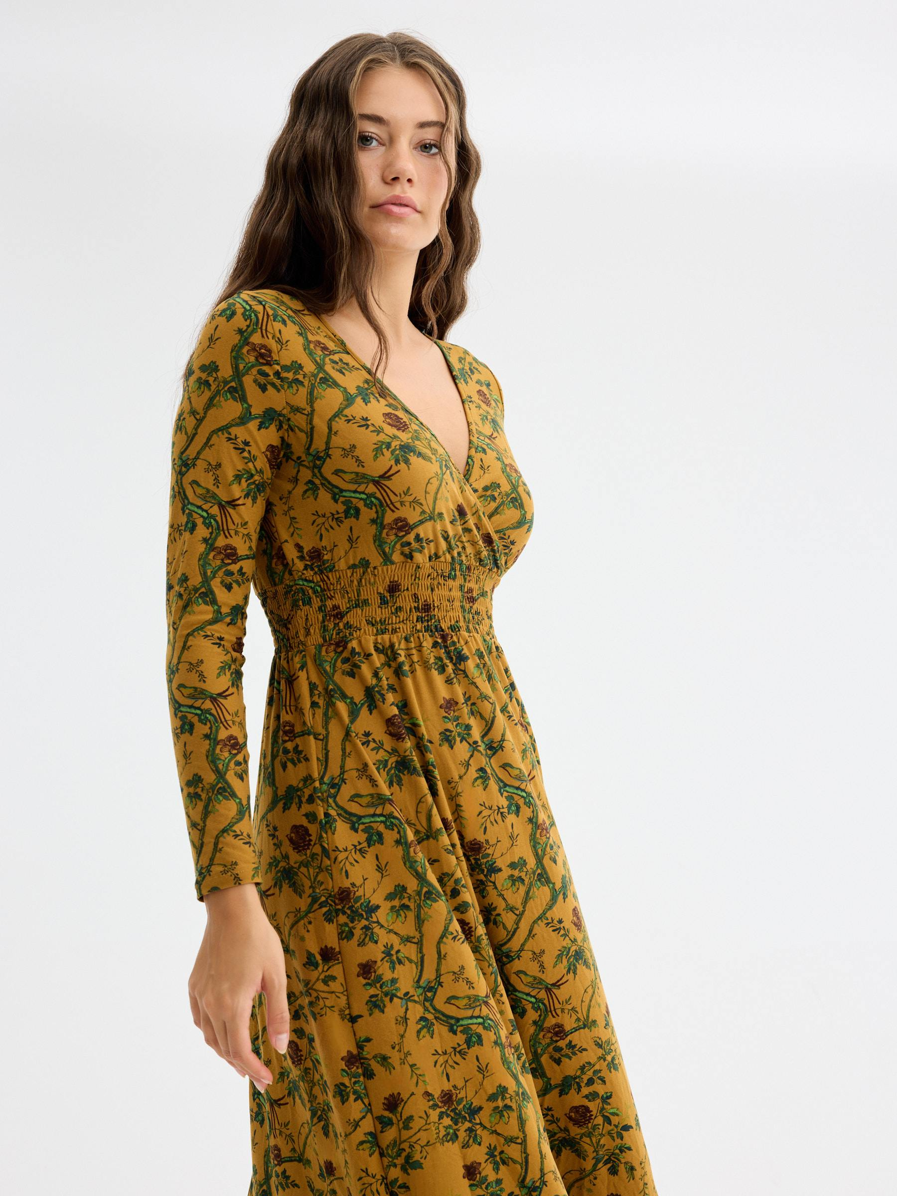 Vestido midi floral transpassado camel vista meia frontal