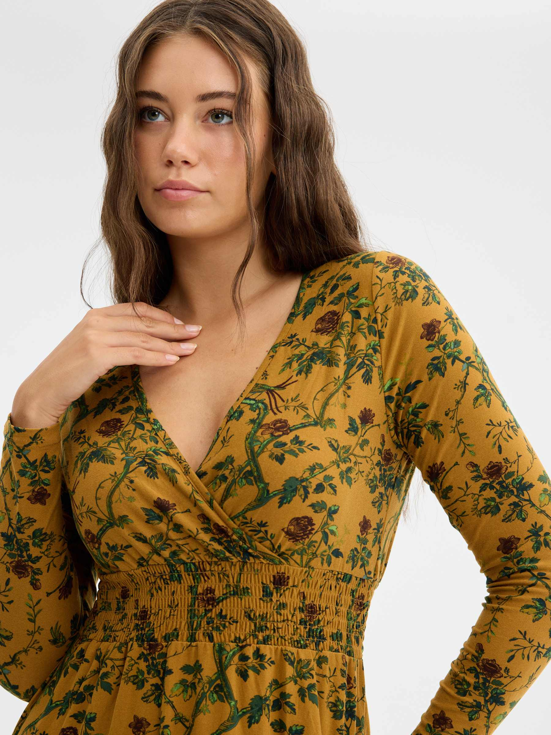 Vestido midi floral transpassado camel vista meia frontal