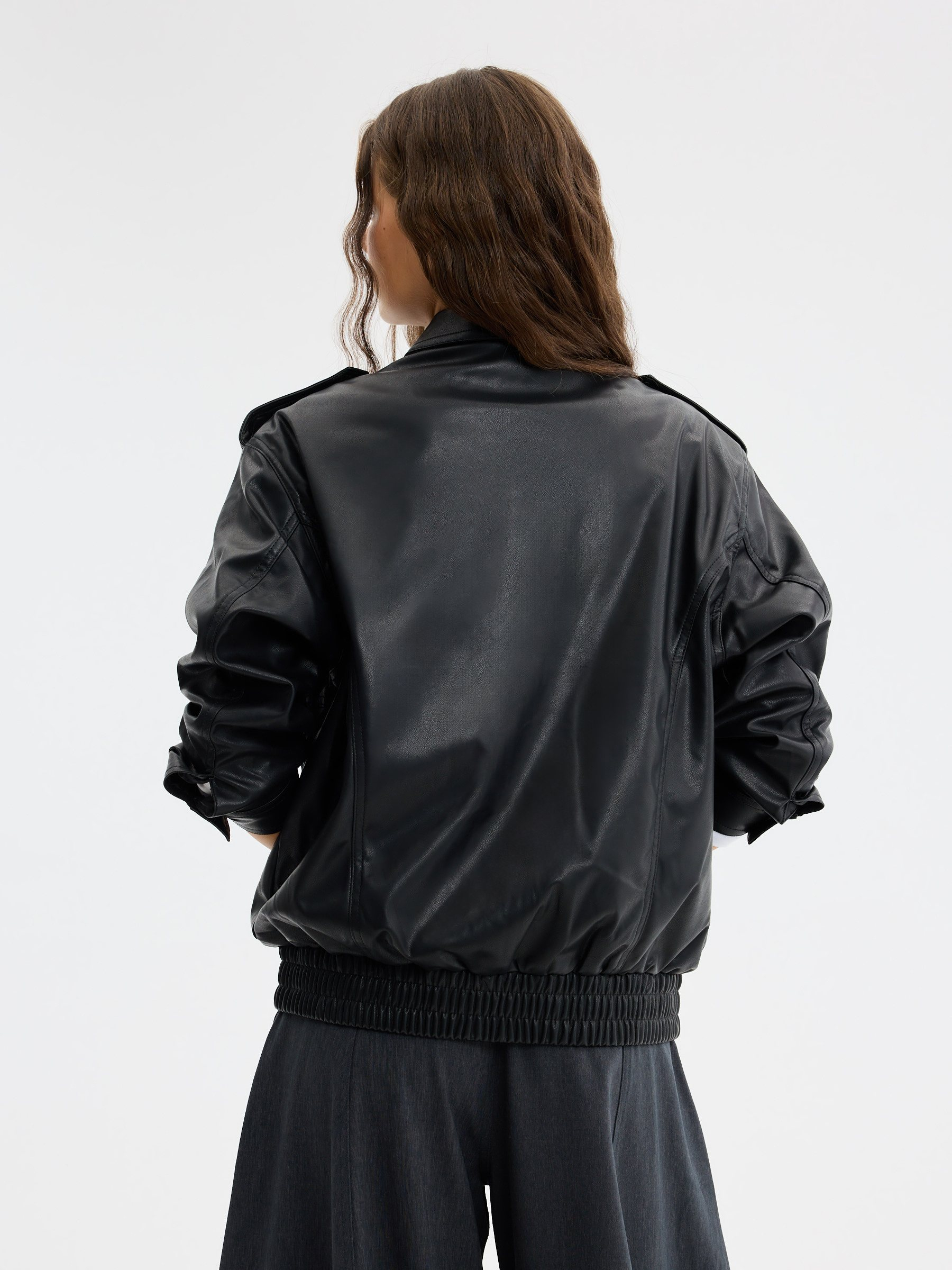 Casaco biker oversized em pele sintética preto vista meia frontal