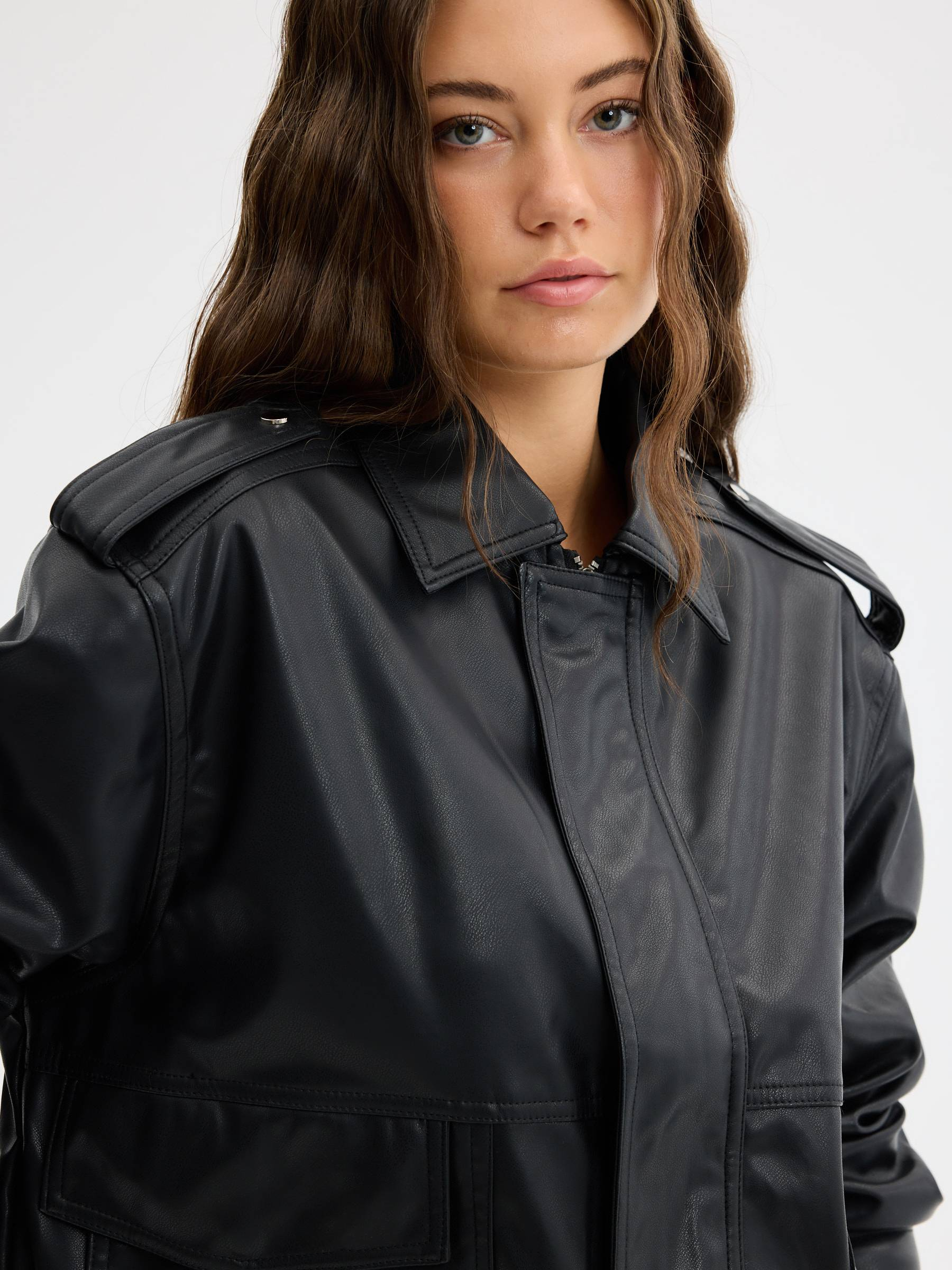 Cazadora oversize biker polipiel negro vista media frontal