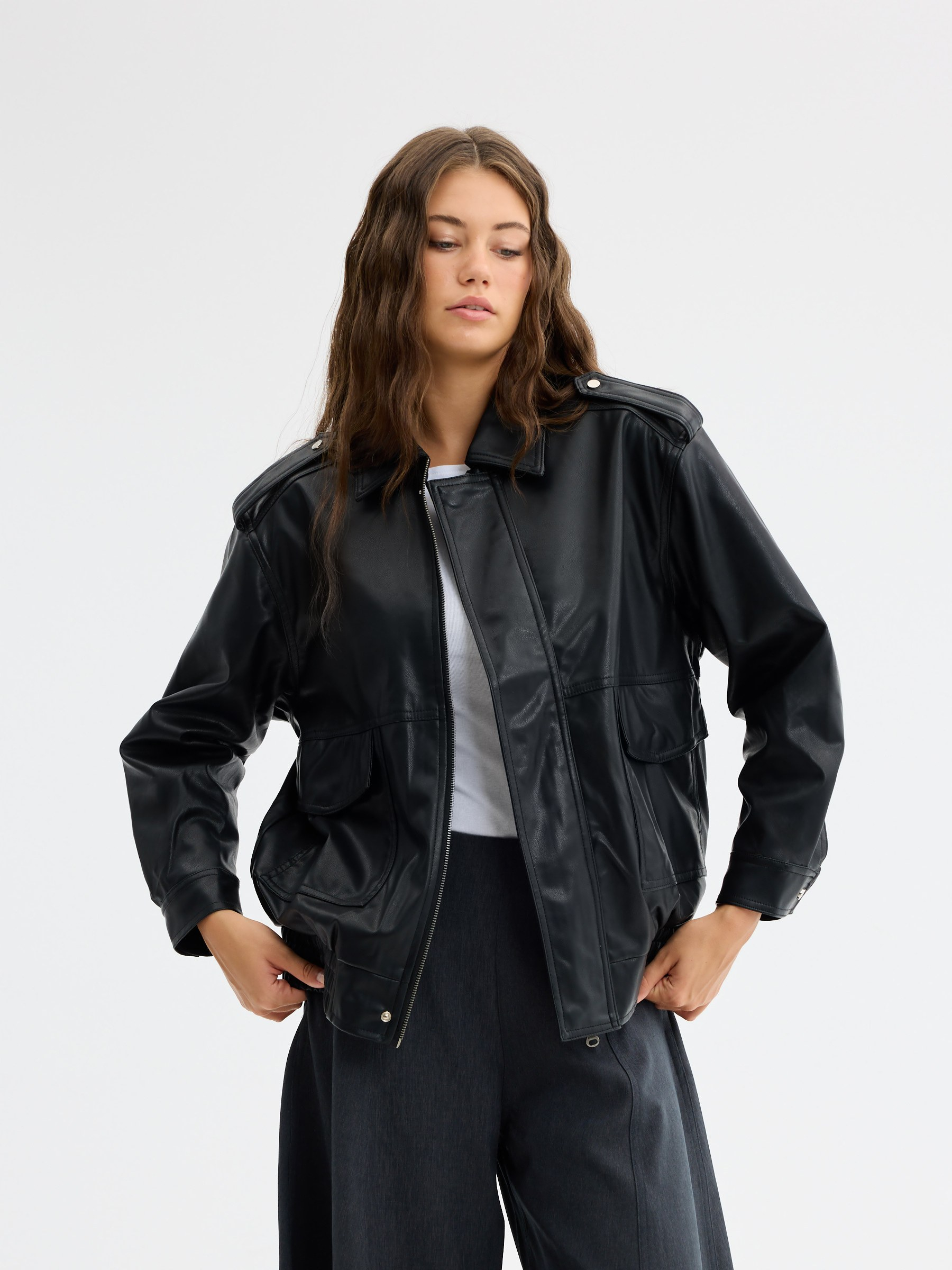 Cazadora oversize biker polipiel negro vista media frontal