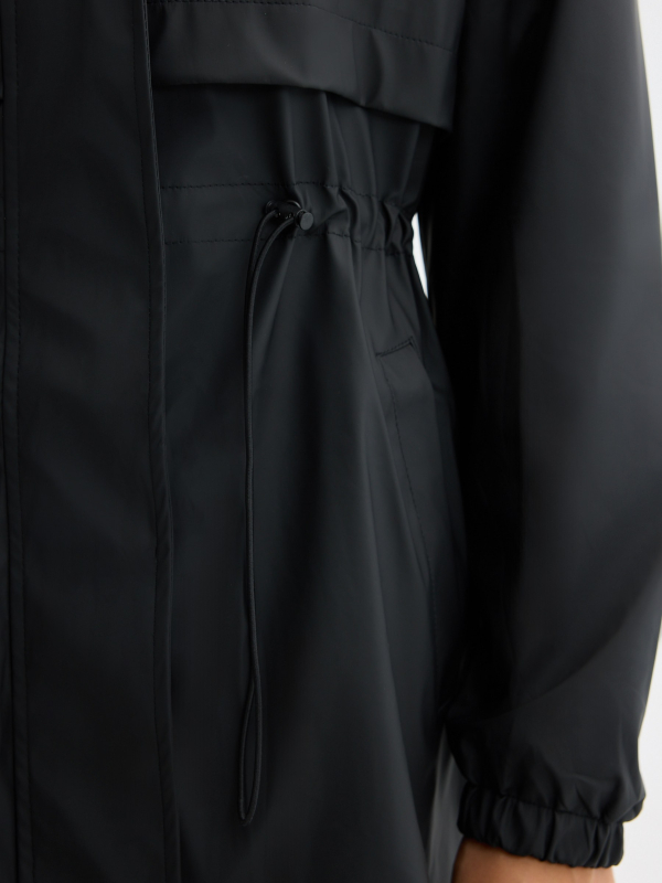 Parka engomada con capucha negro vista detalle