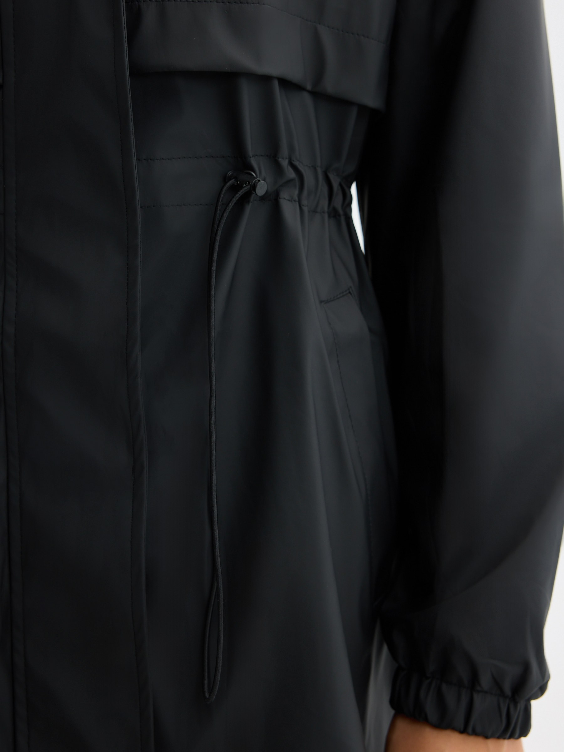 Parka engomada con capucha negro vista media frontal