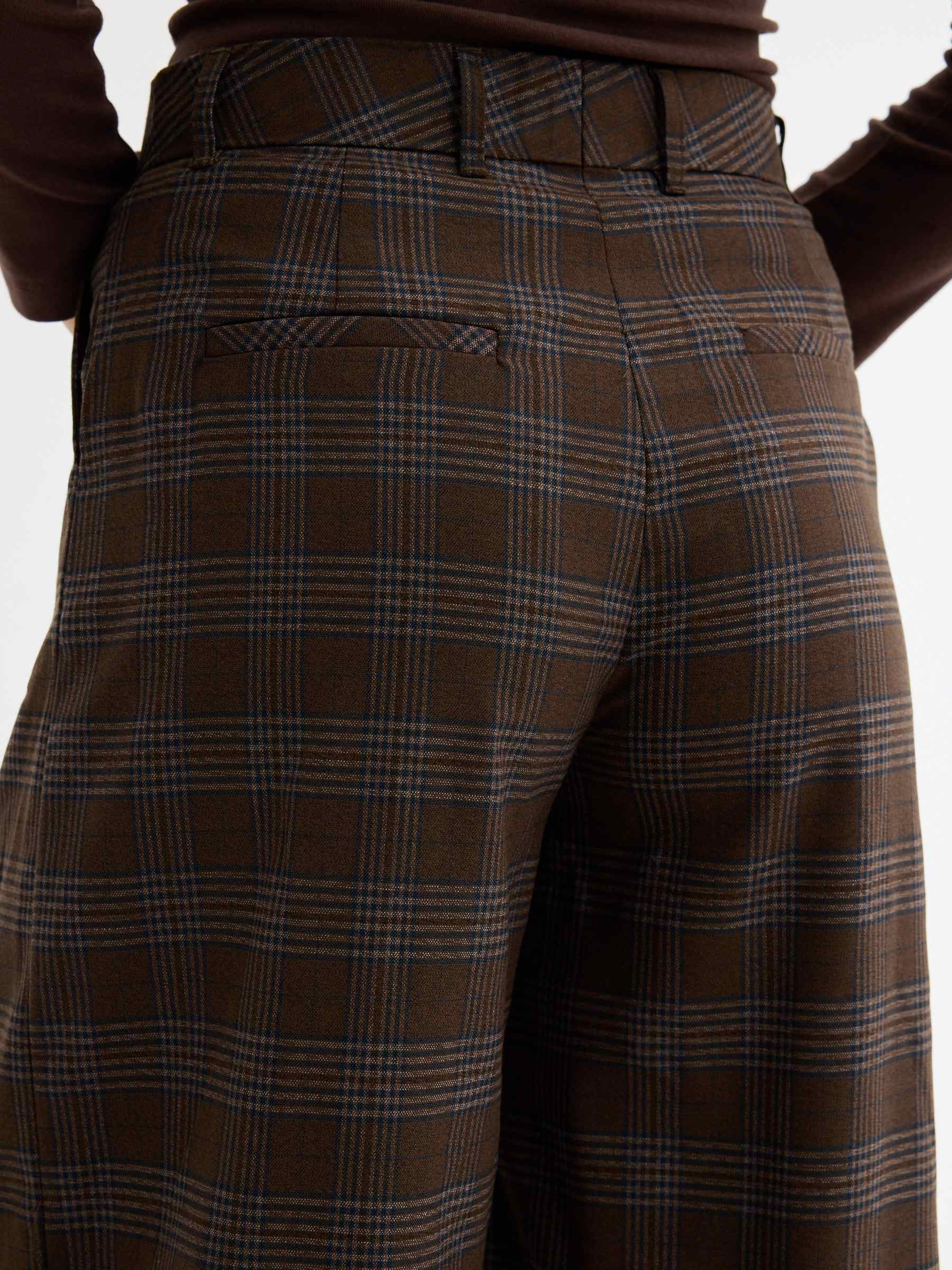 Calças de alfaiate padrão wide leg marrom escuro vista geral frontal