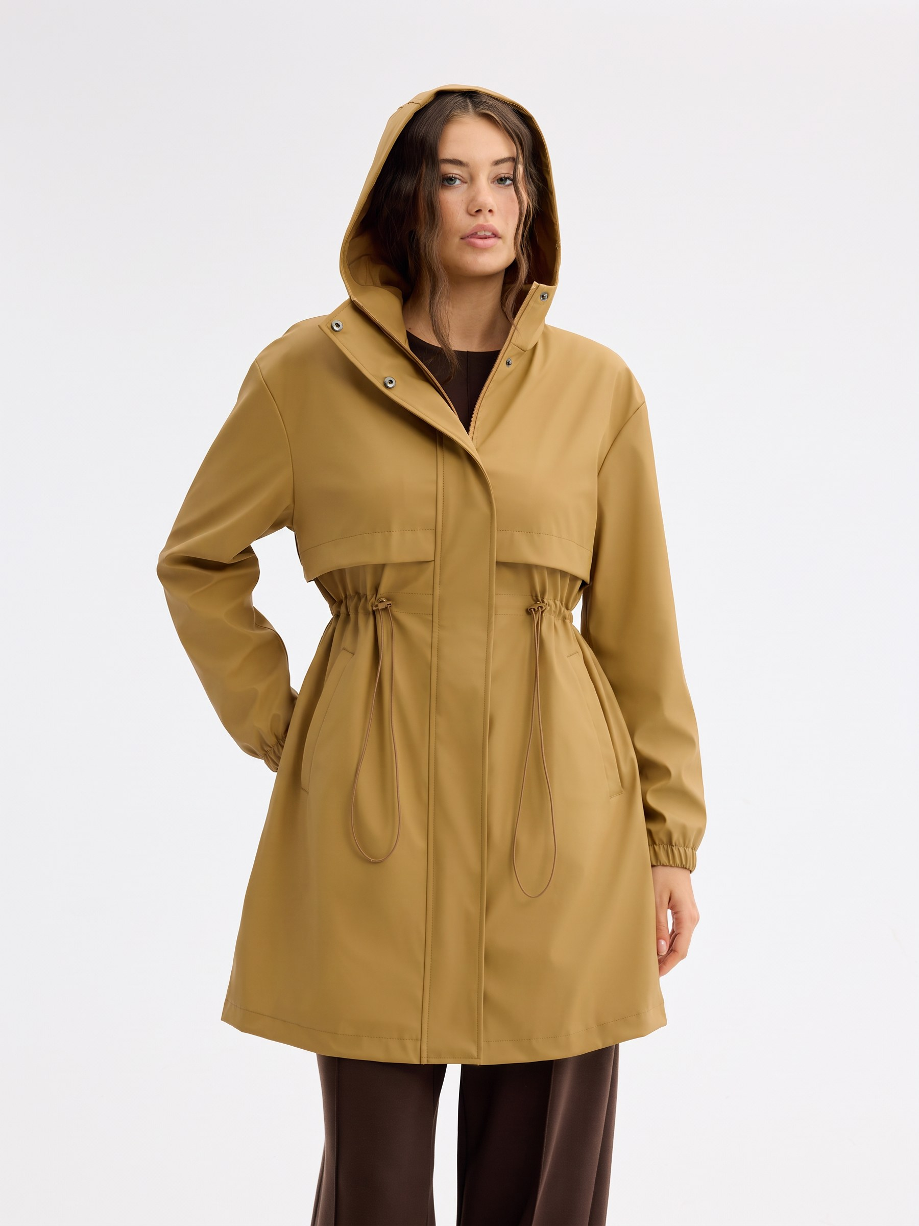 Parka envernizada com capuz canela vista meia frontal