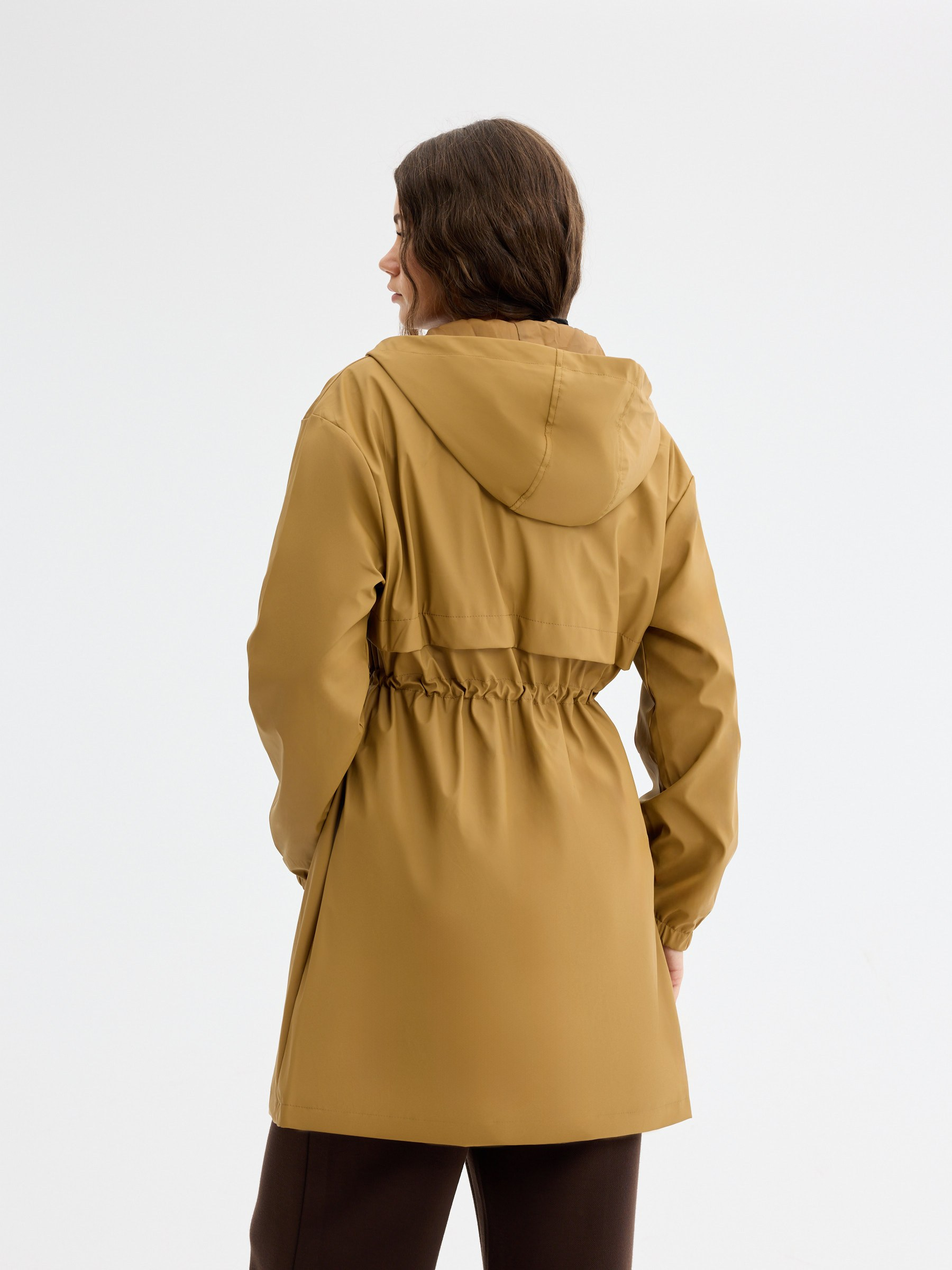 Parka engomada con capucha canela vista media frontal