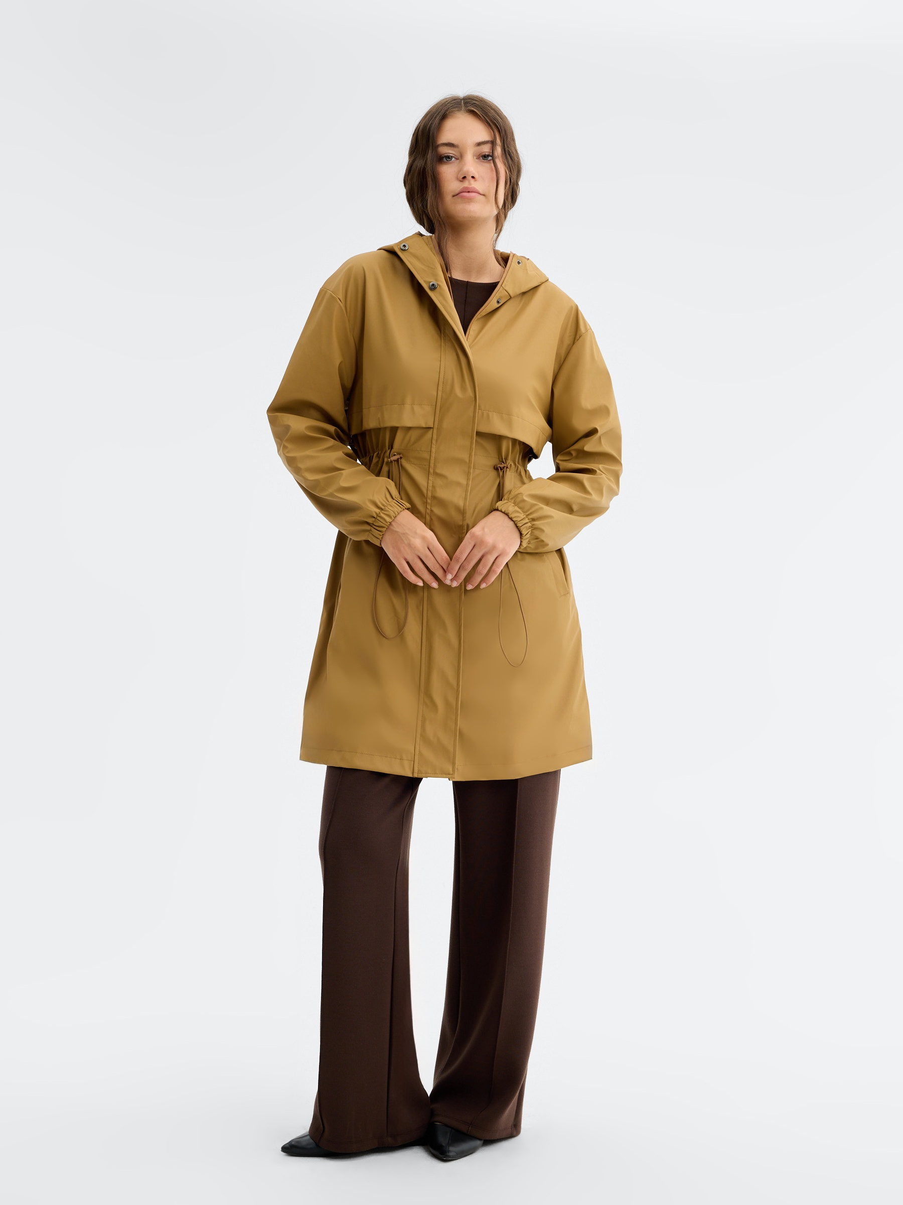 Parka envernizada com capuz canela vista meia frontal