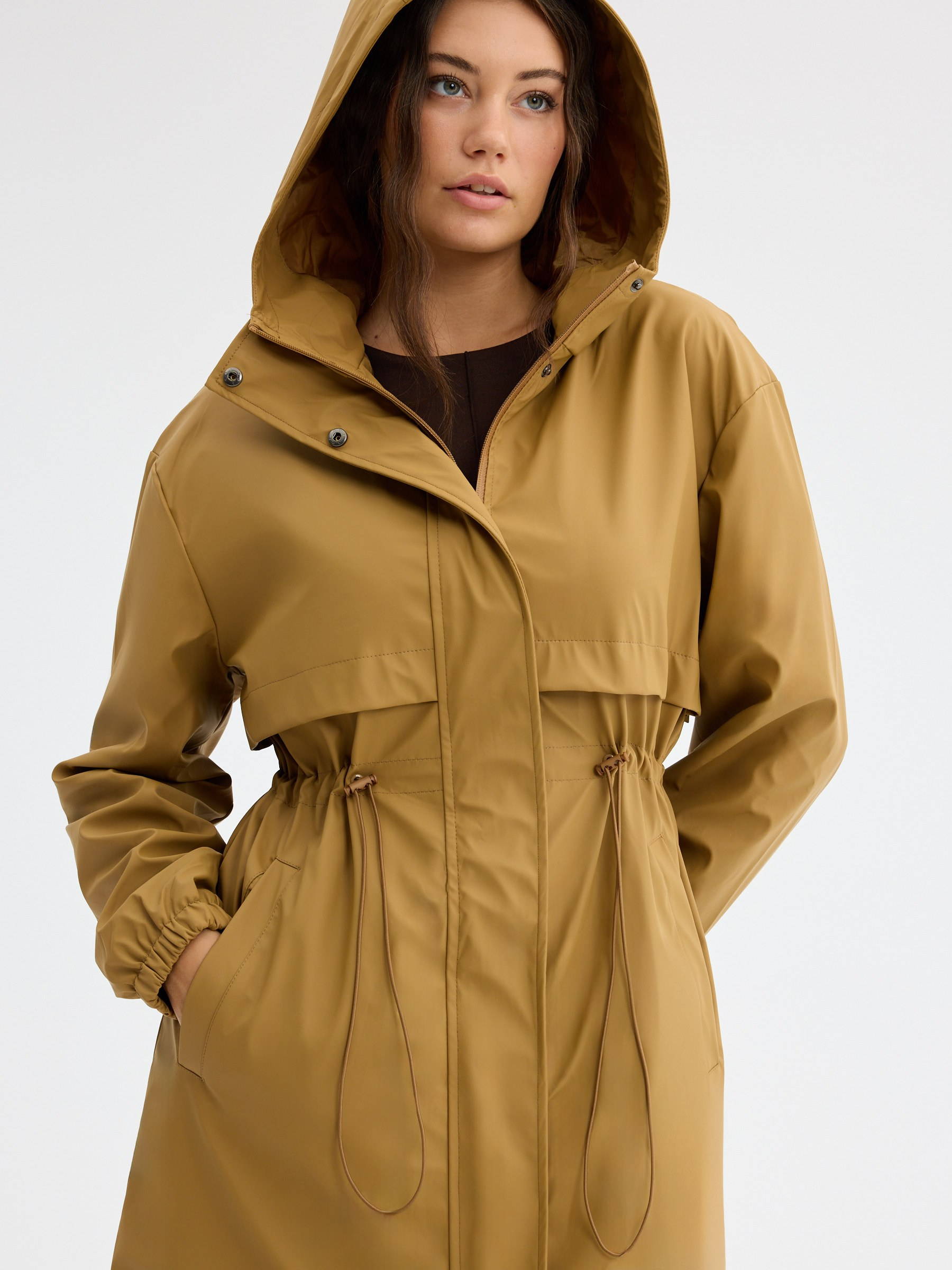 Parka engomada con capucha canela vista media frontal
