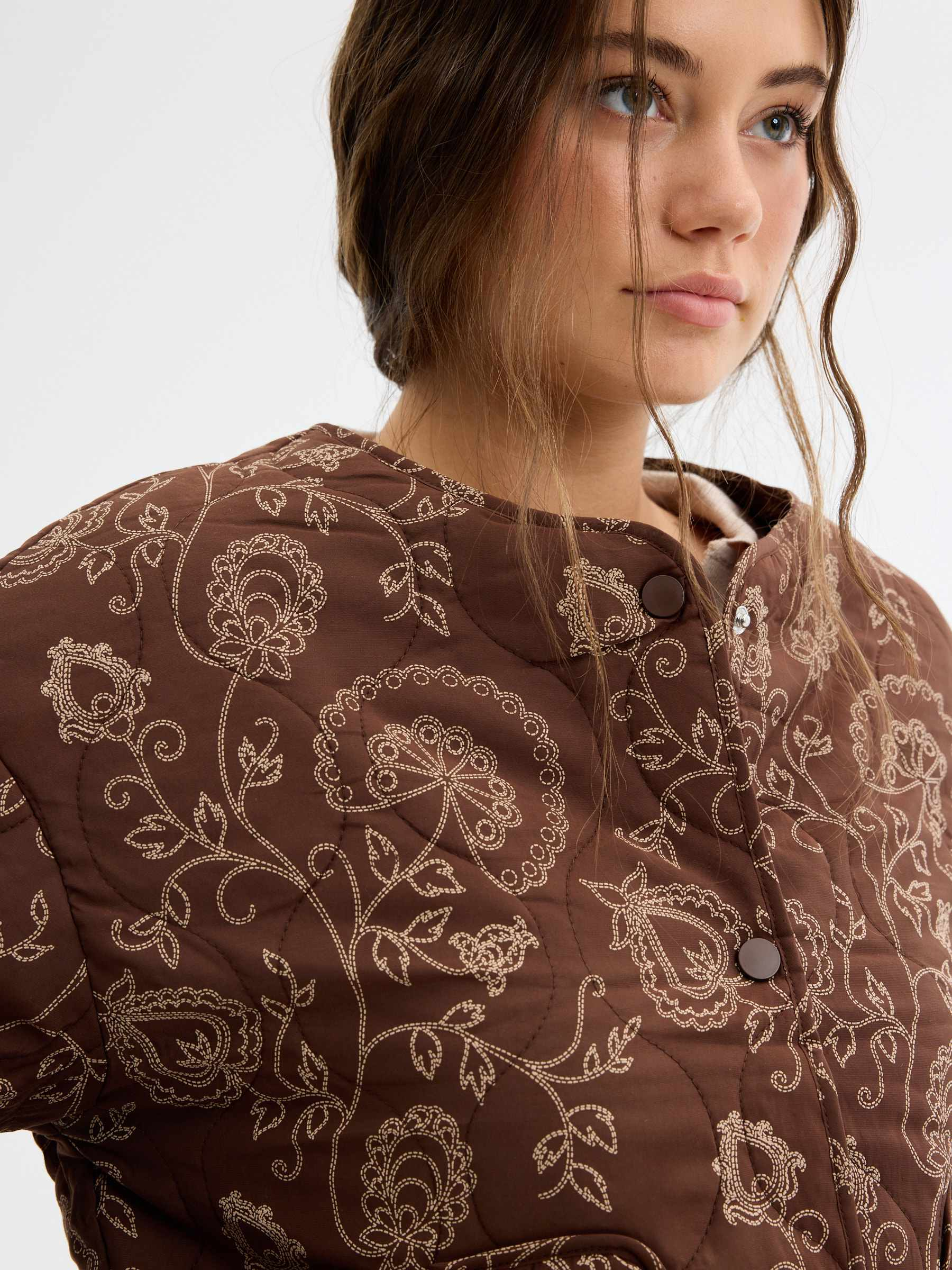 Jaqueta bomber floral oversized beringela vista meia frontal
