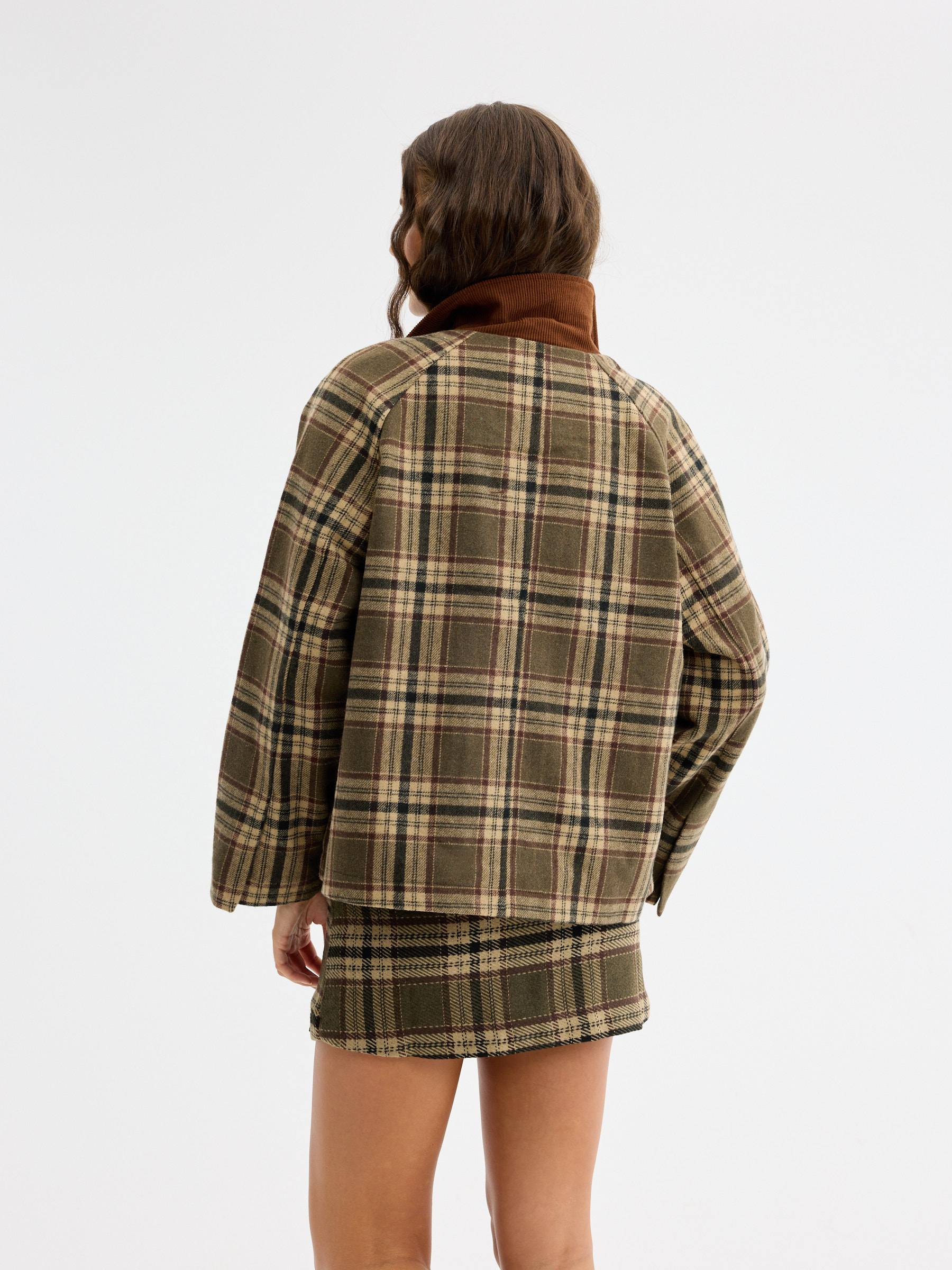 Trench curto xadrez oversized cáqui vista meia frontal