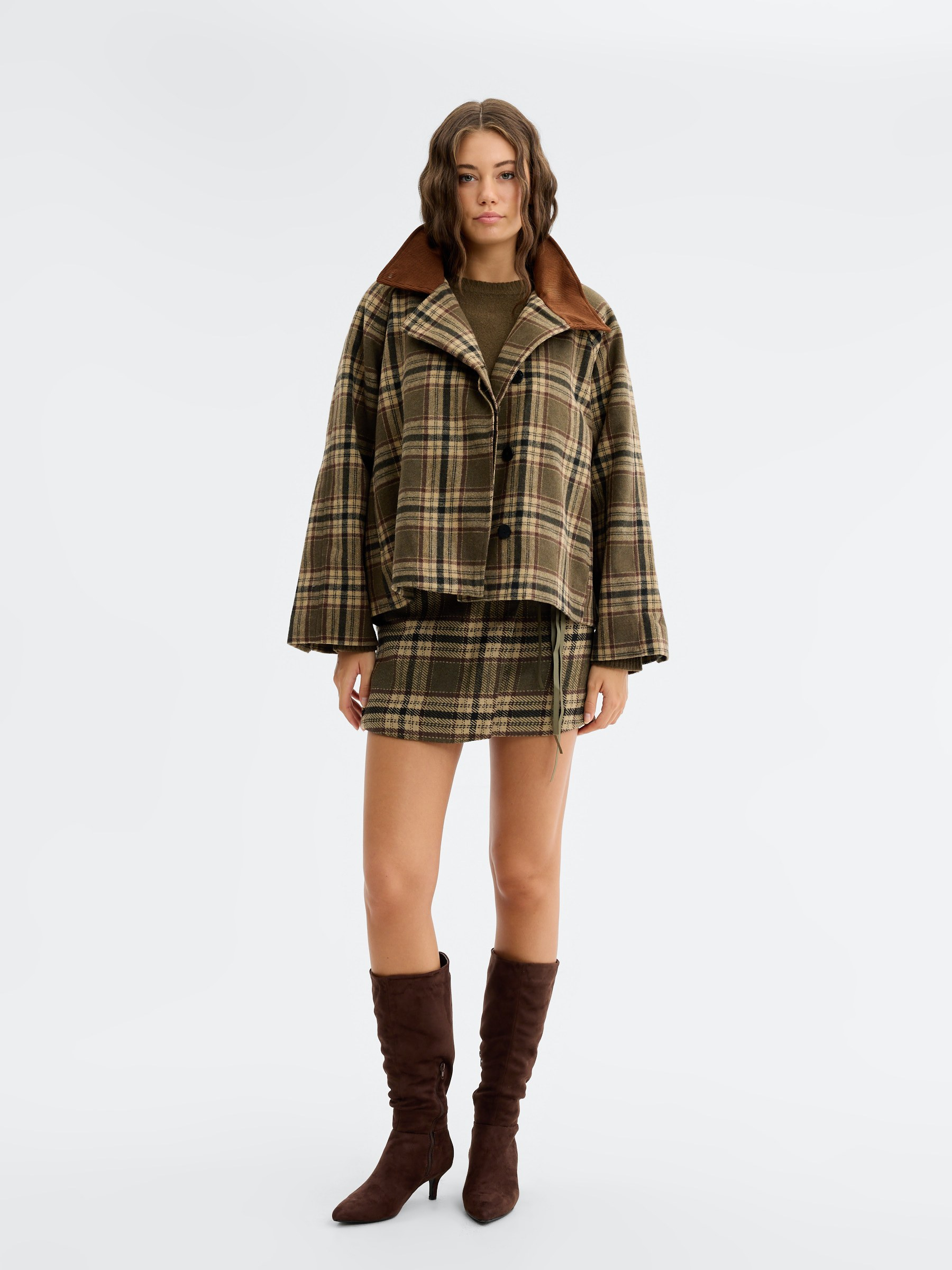 Short oversized plaid trench khaki middle front view