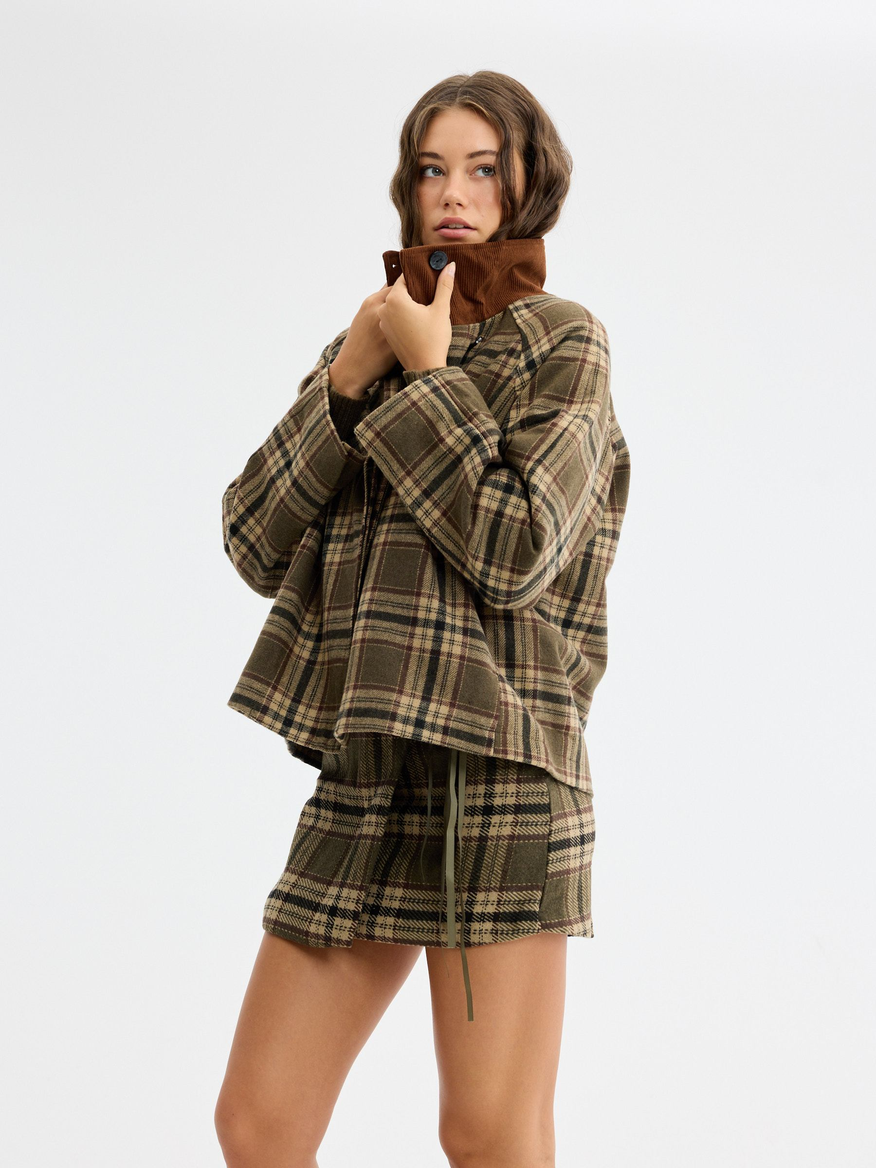 Trench curto xadrez oversized cáqui vista meia frontal