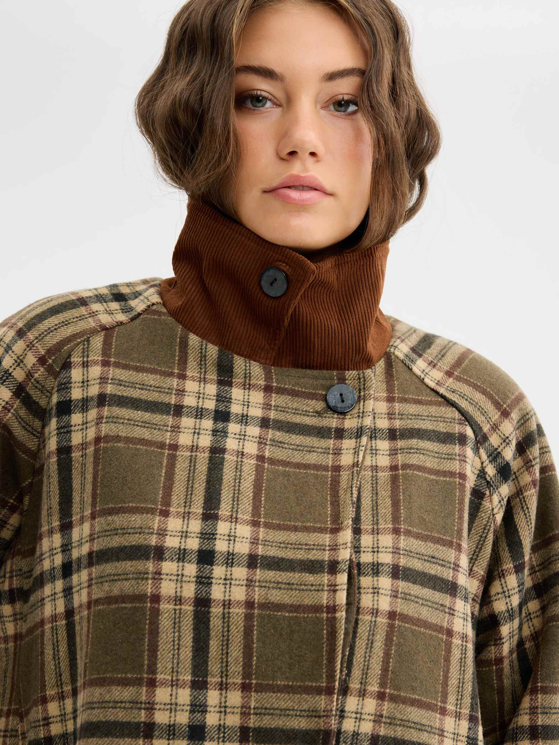 Short oversized plaid trench khaki middle front view