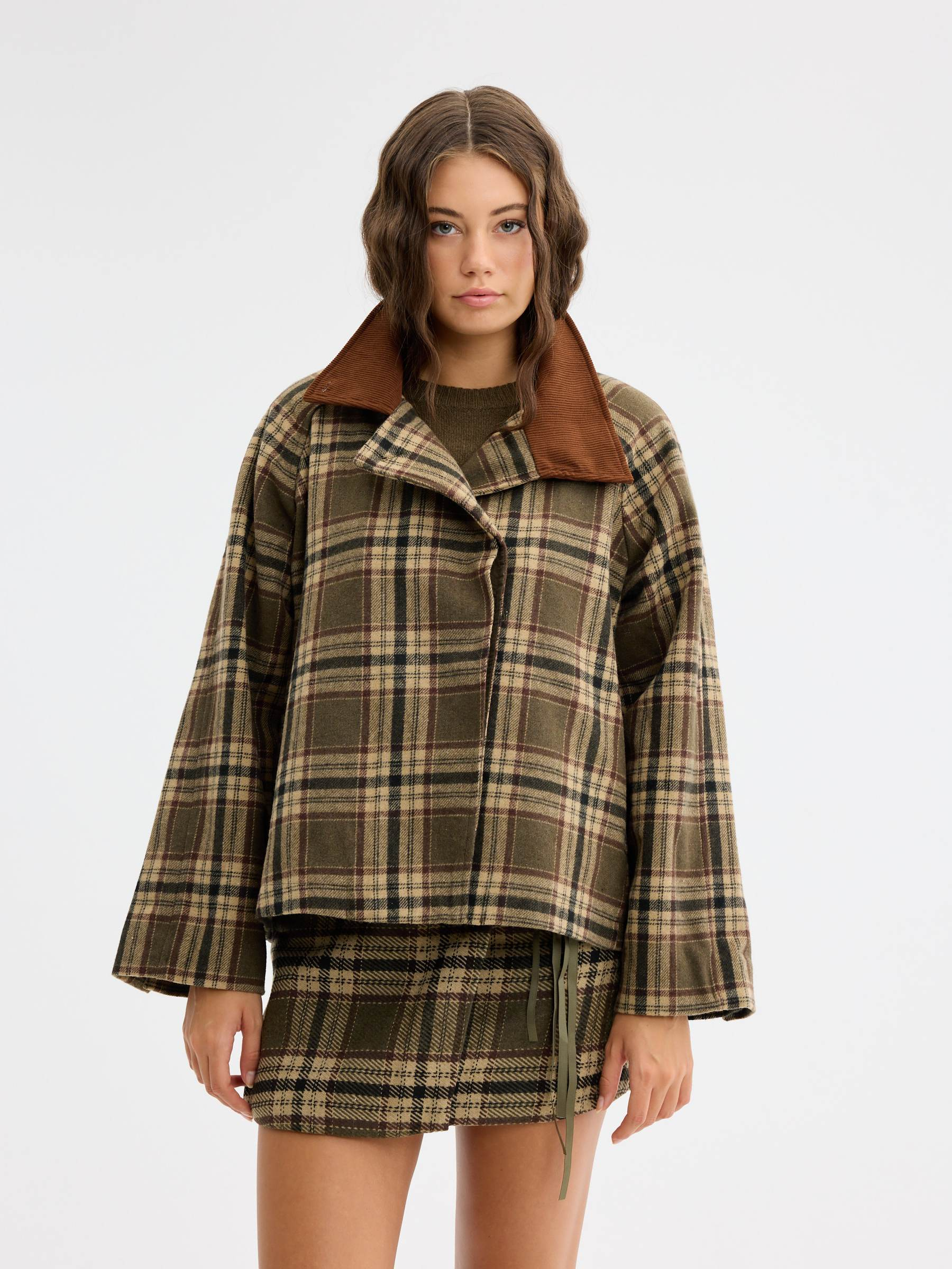 Short oversized plaid trench khaki middle front view