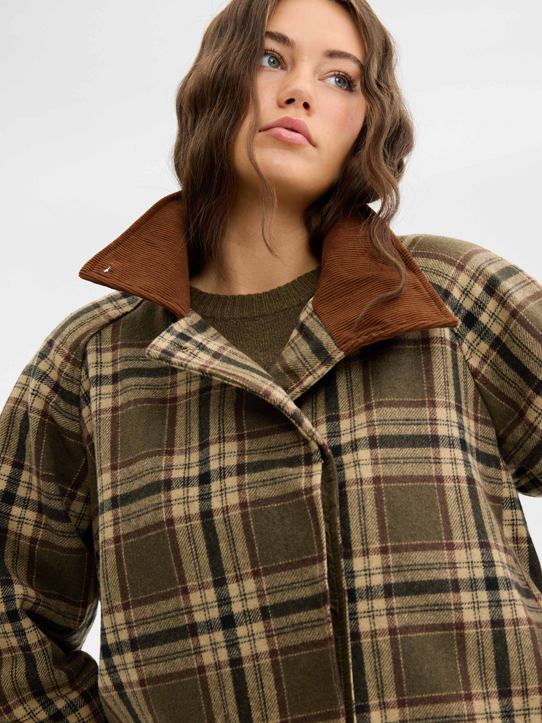 Trench curto xadrez oversized cáqui vista meia frontal