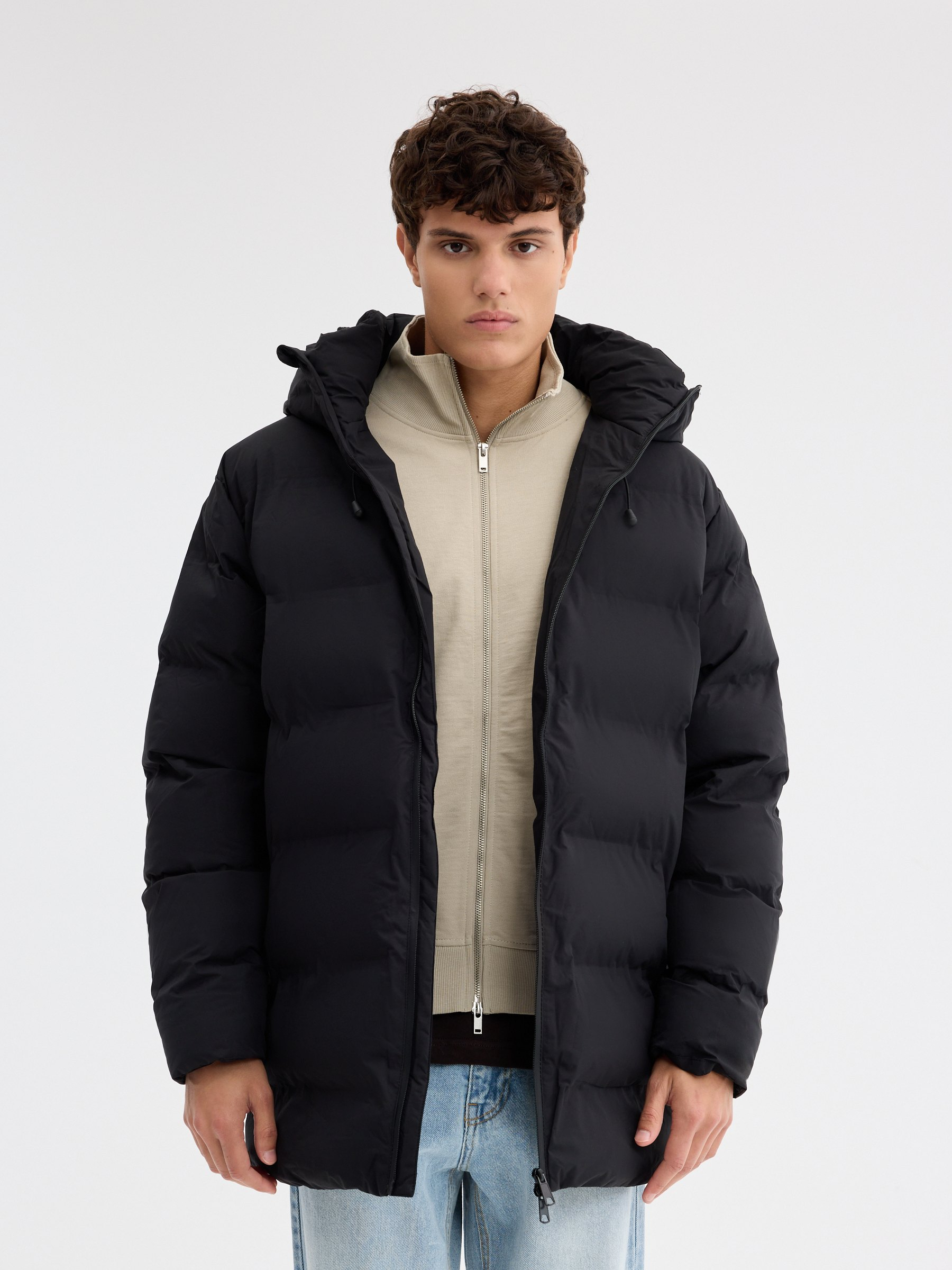Jaqueta acolchoada com capuz nylon preto vista meia frontal