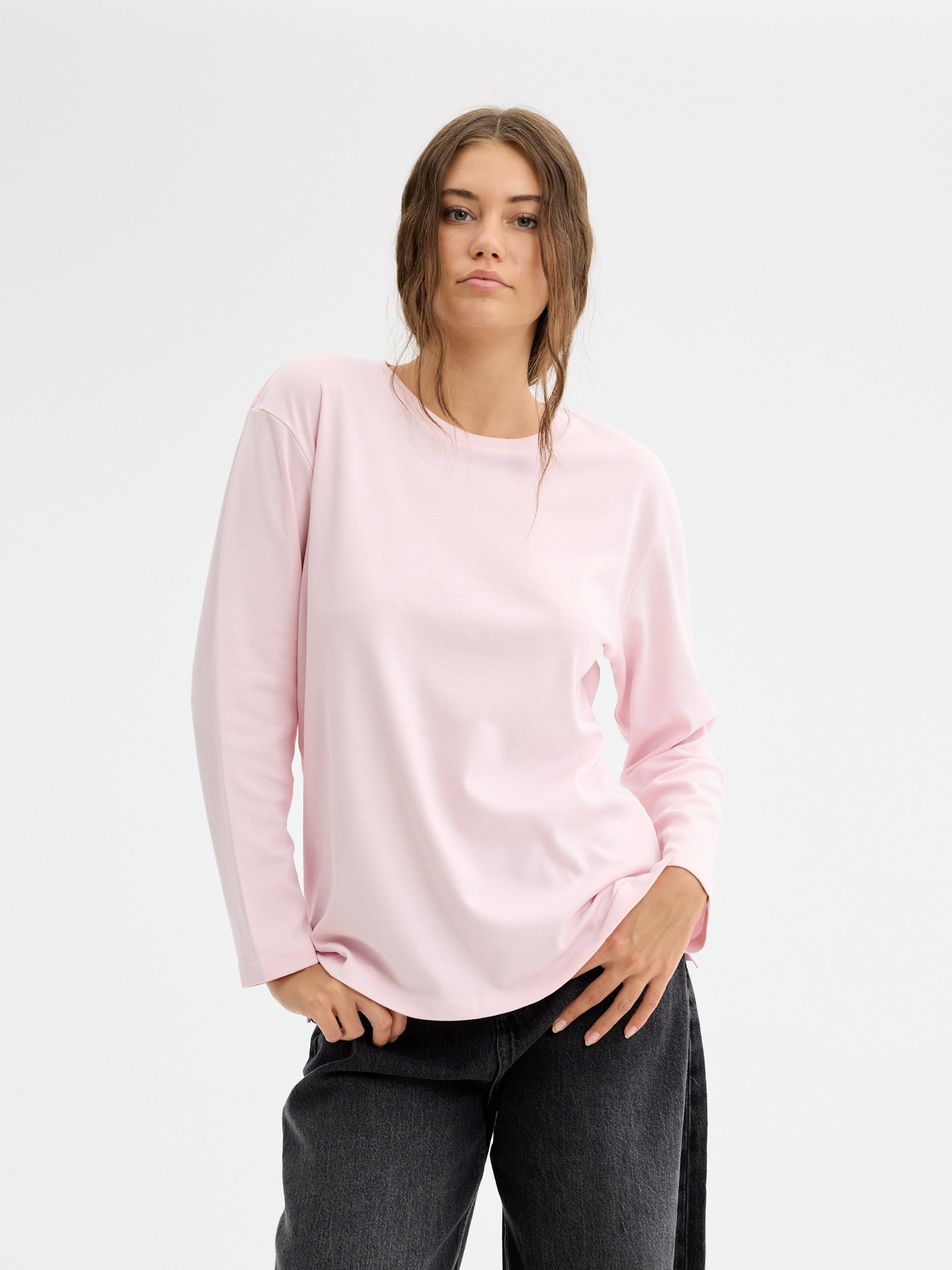 Camiseta manga larga oversized rosa claro vista media frontal