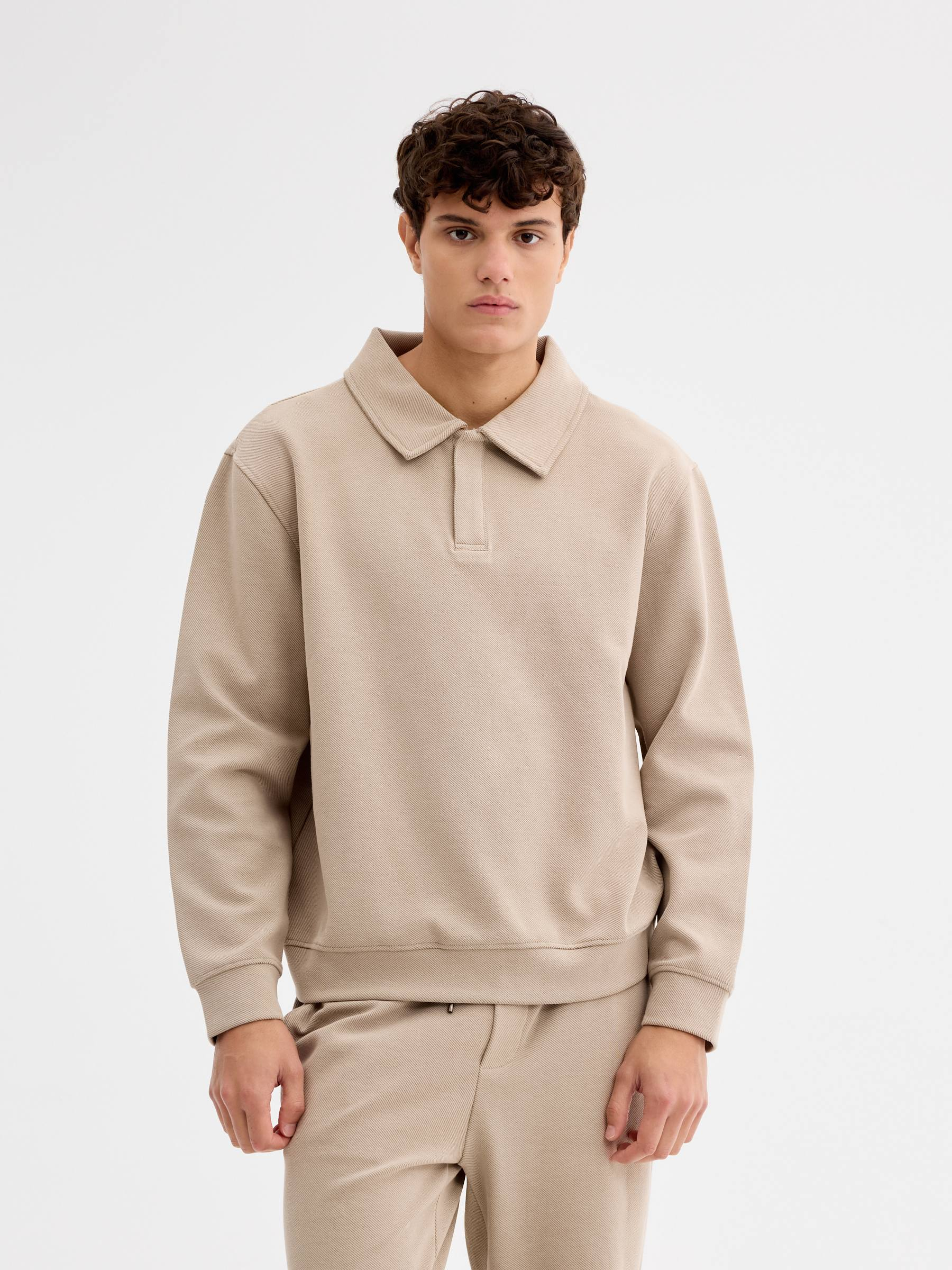 Sudadera polo oversize con botones beige vista media frontal