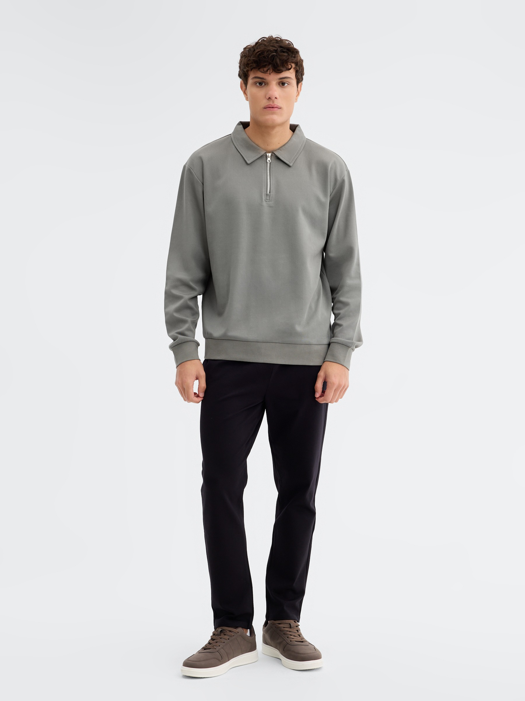 Pantalón chino técnico slim negro vista general frontal