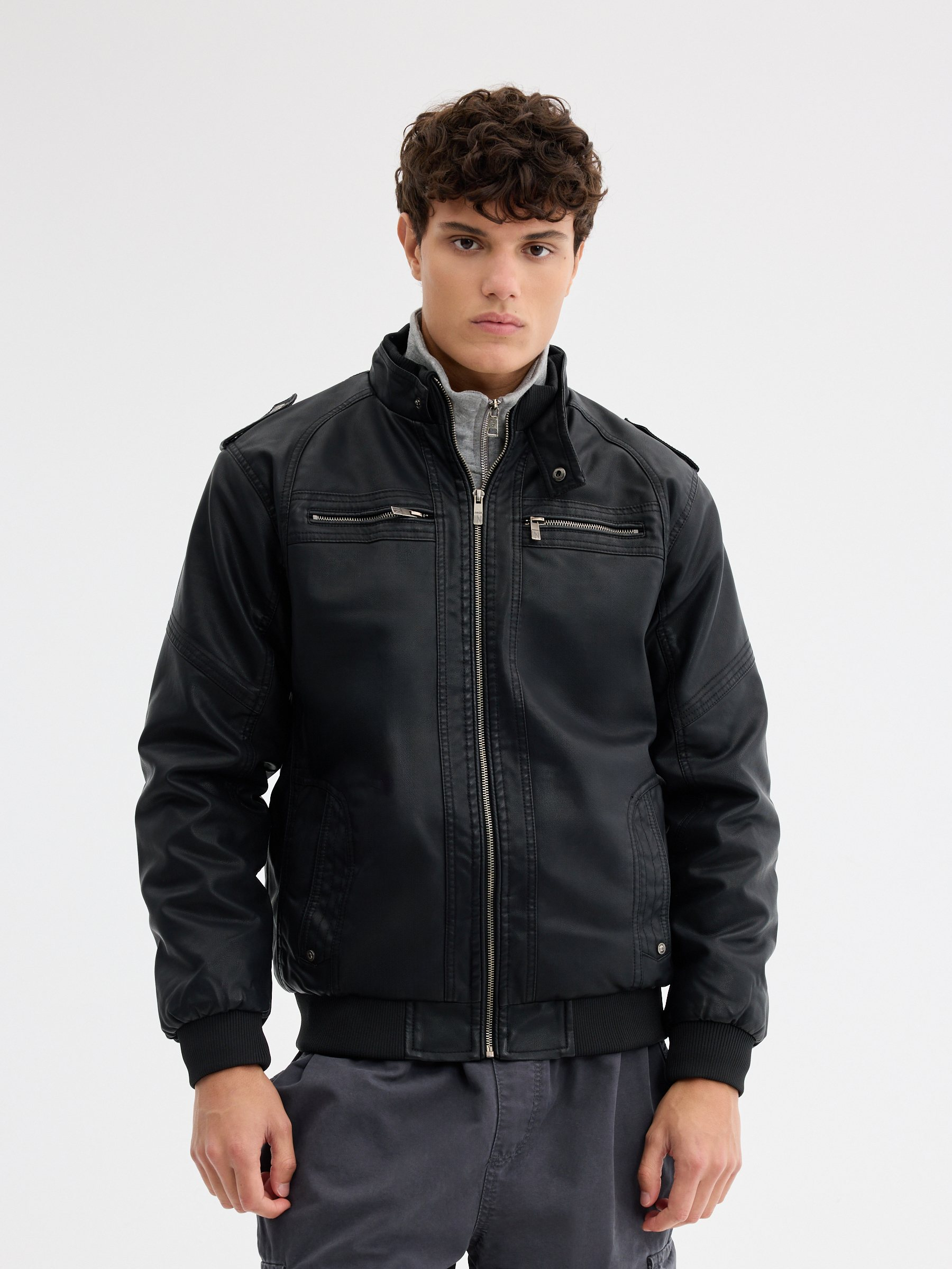 Casaco de polipele biker preto preto vista meia frontal