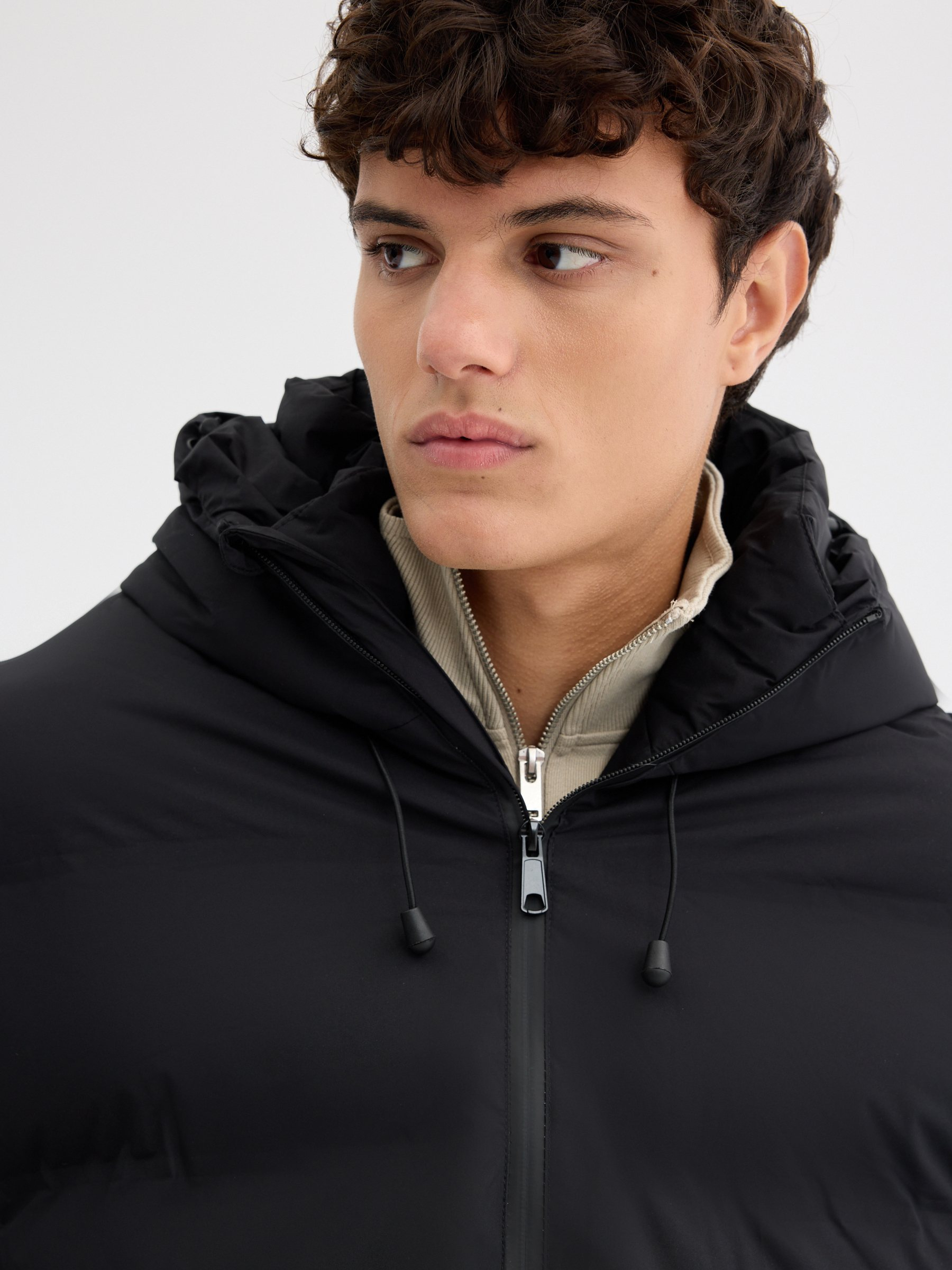 Jaqueta acolchoada com capuz nylon preto vista meia frontal