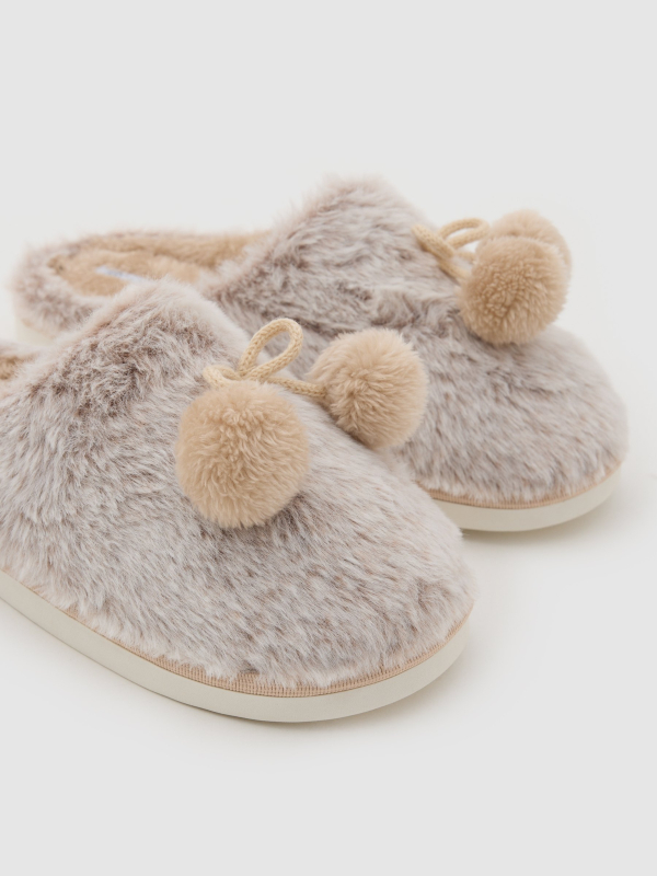 Zapatillas destalonadas con pompones beige vista detalle