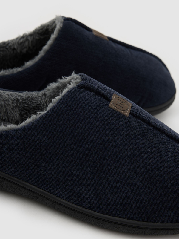 Zapatilla forro pelo azul oscuro vista detalle
