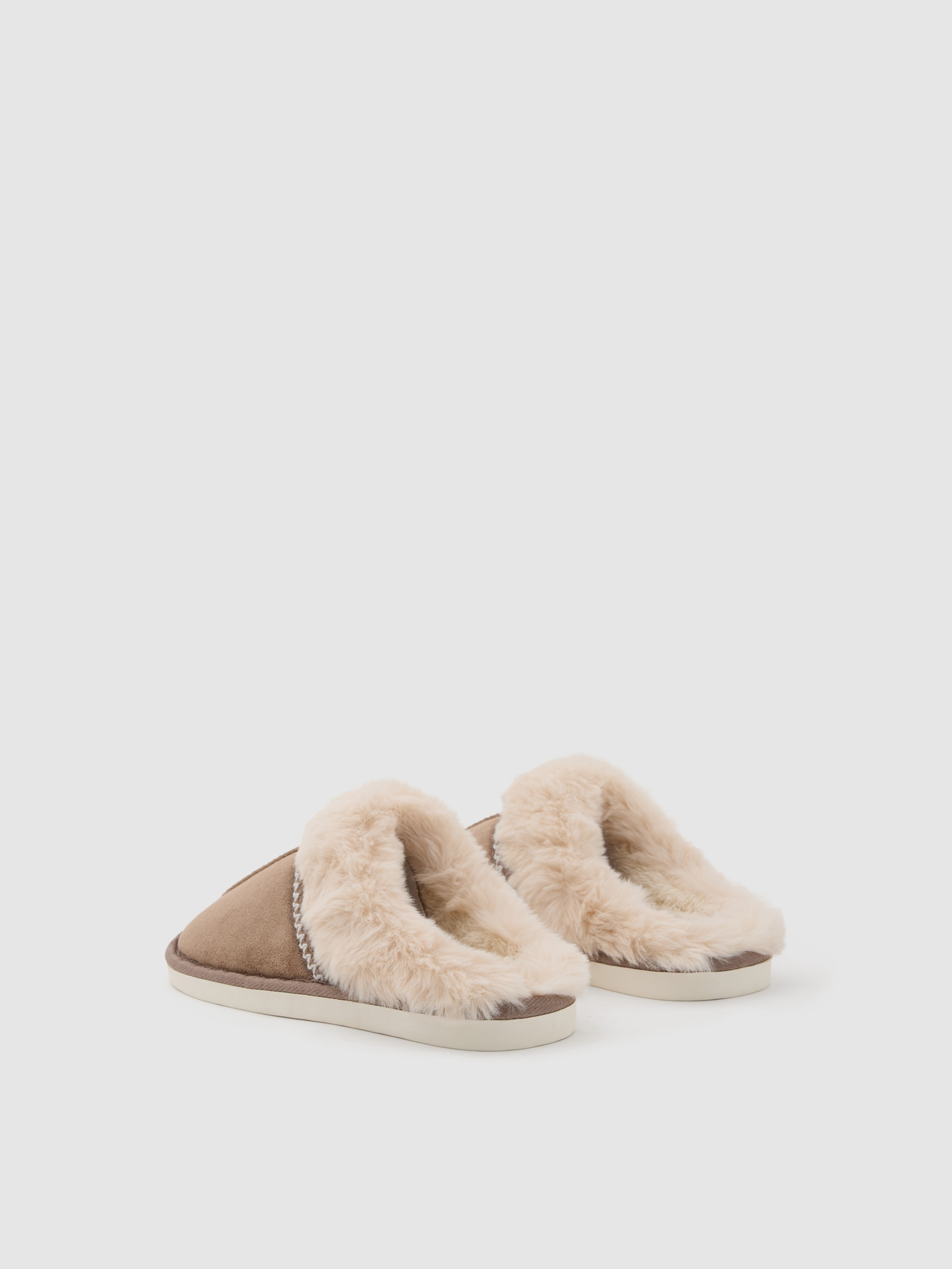 Backless slippers with fur brown front view