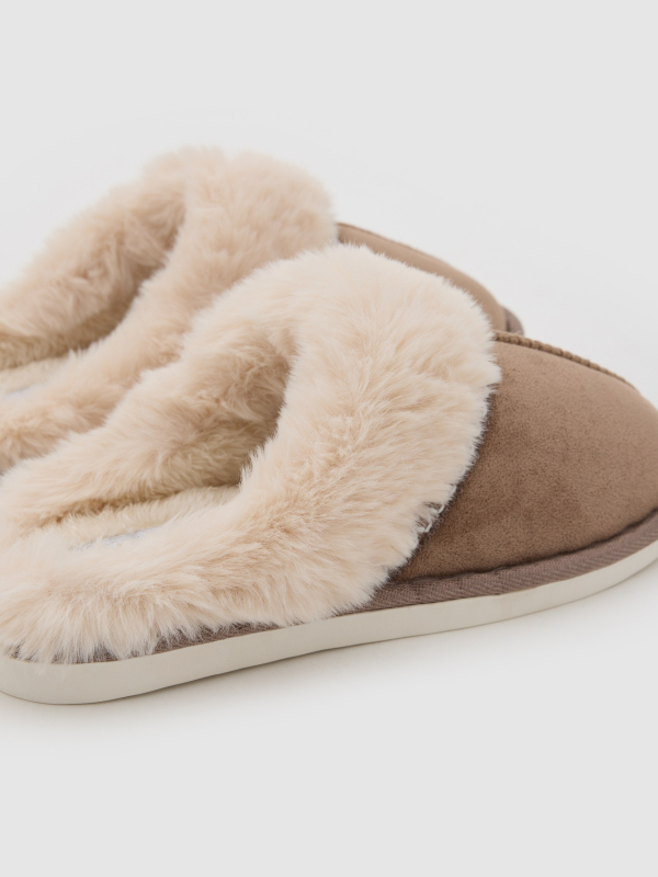 Backless slippers with fur brown detail view