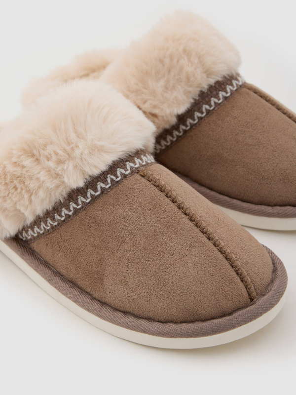 Backless slippers with fur brown detail view