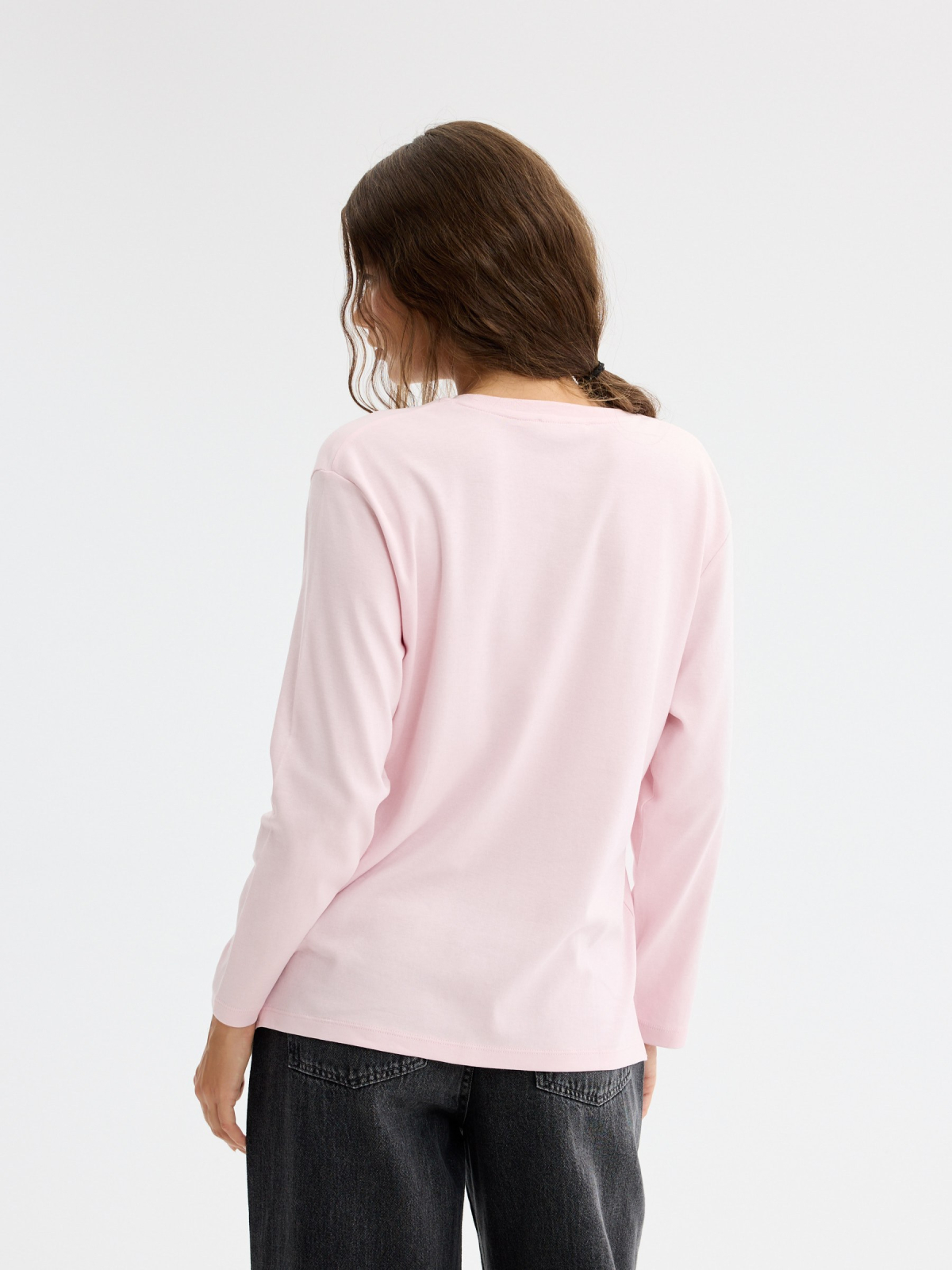 Camiseta manga larga oversized rosa claro vista media trasera