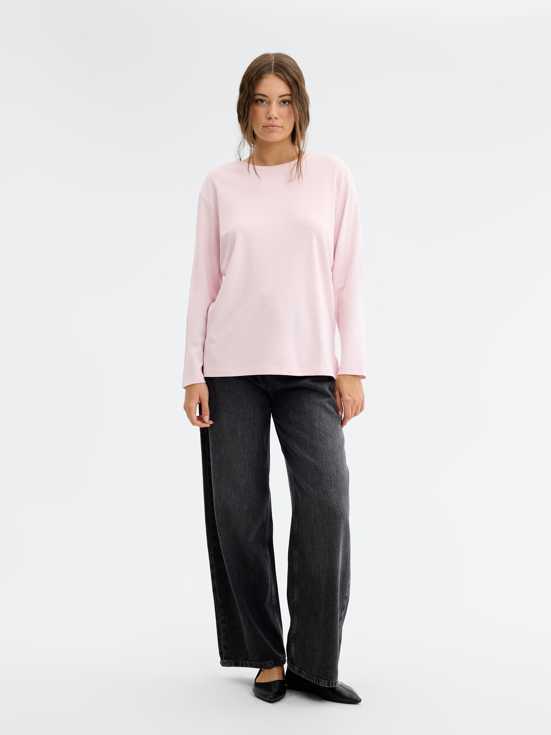 Oversized long sleeve t-shirt light pink middle front view