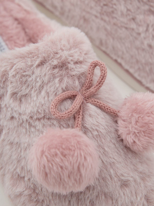 Chinelos de casa com pompom rosa claro vista detalhe