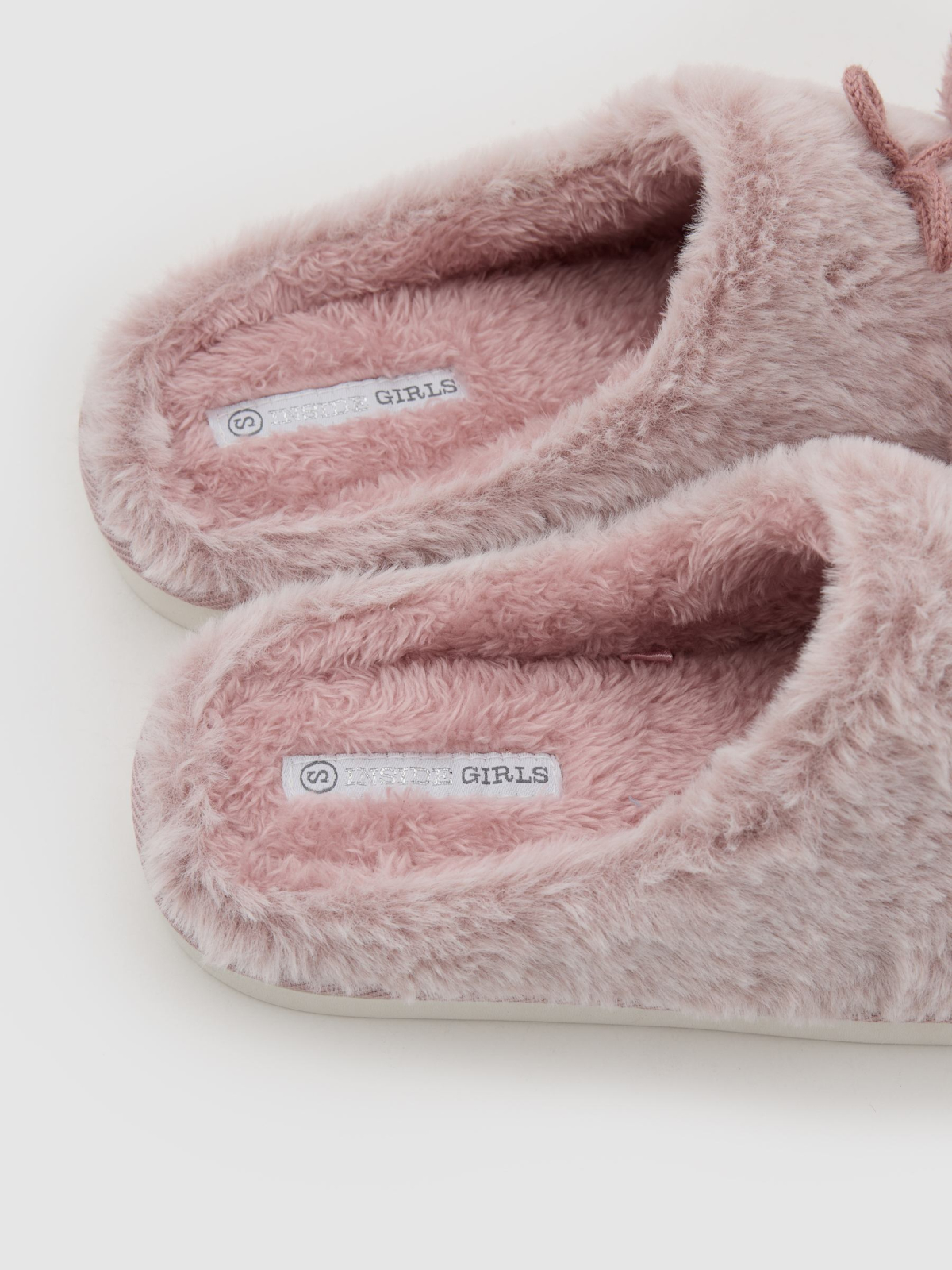 Zapatillas de casa con pompón rosa claro vista detalle