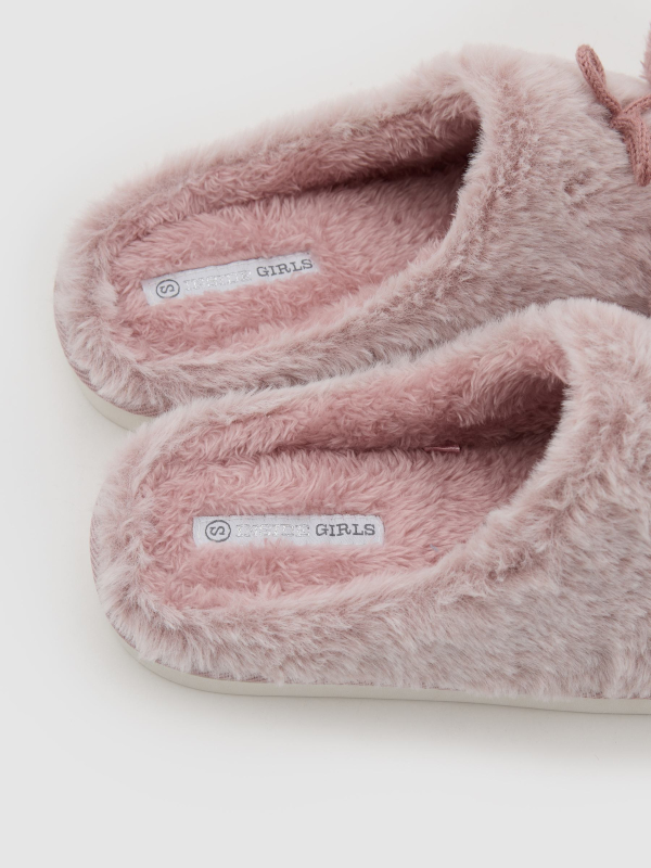 House slippers with pompom light pink detail view