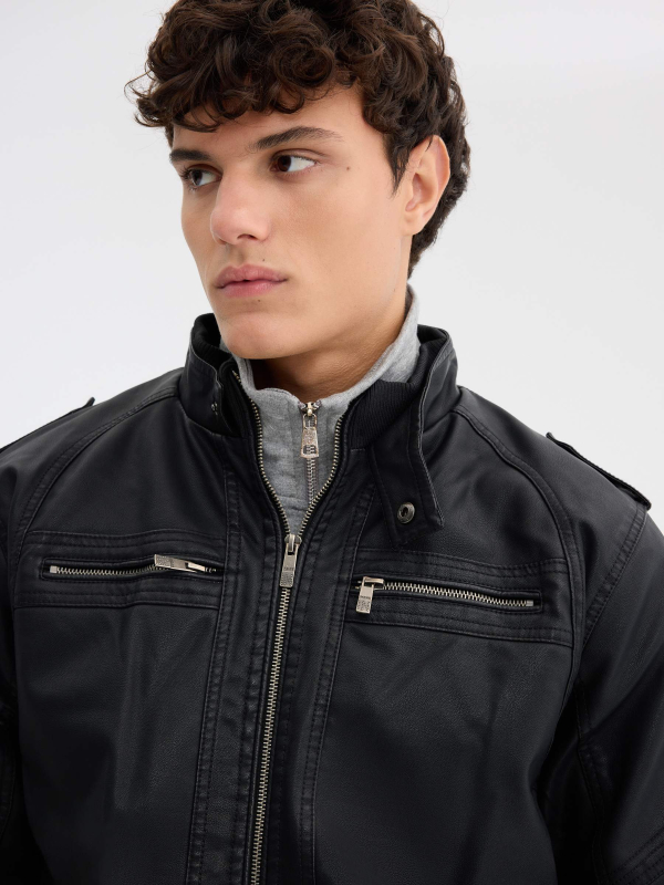 Casaco de polipele biker preto preto vista detalhe