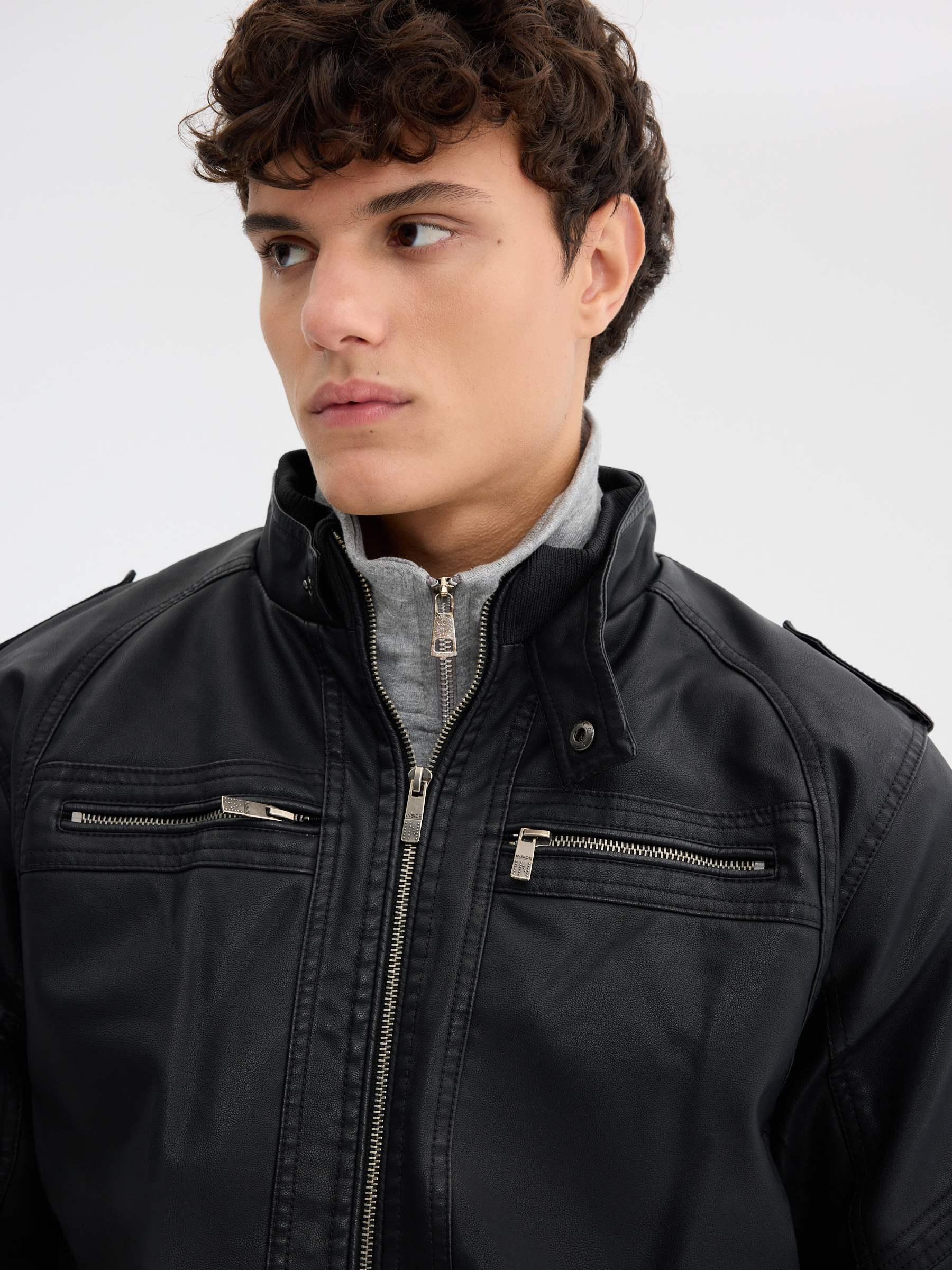 Casaco de polipele biker preto preto vista meia frontal