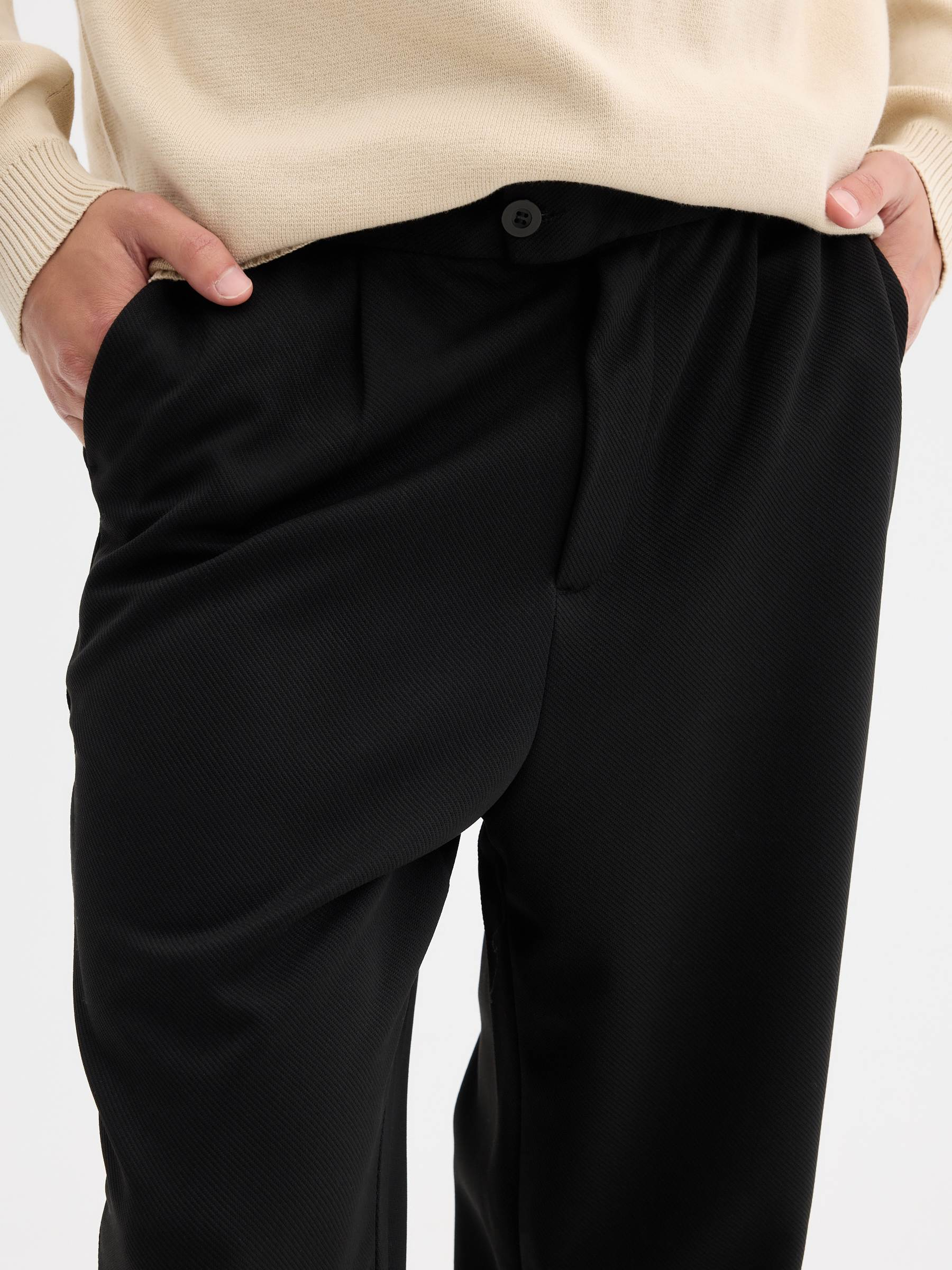 Pantalón chino de poliéster tiro alto negro vista general frontal
