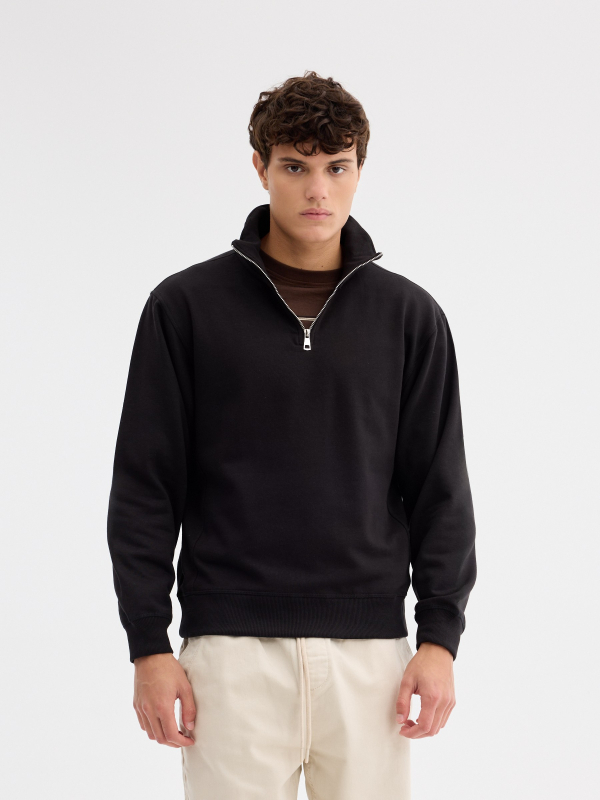 Sudadera cremallera semicisne lisa negro vista media frontal