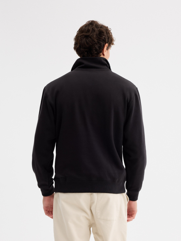 Sudadera cremallera semicisne lisa negro vista media trasera