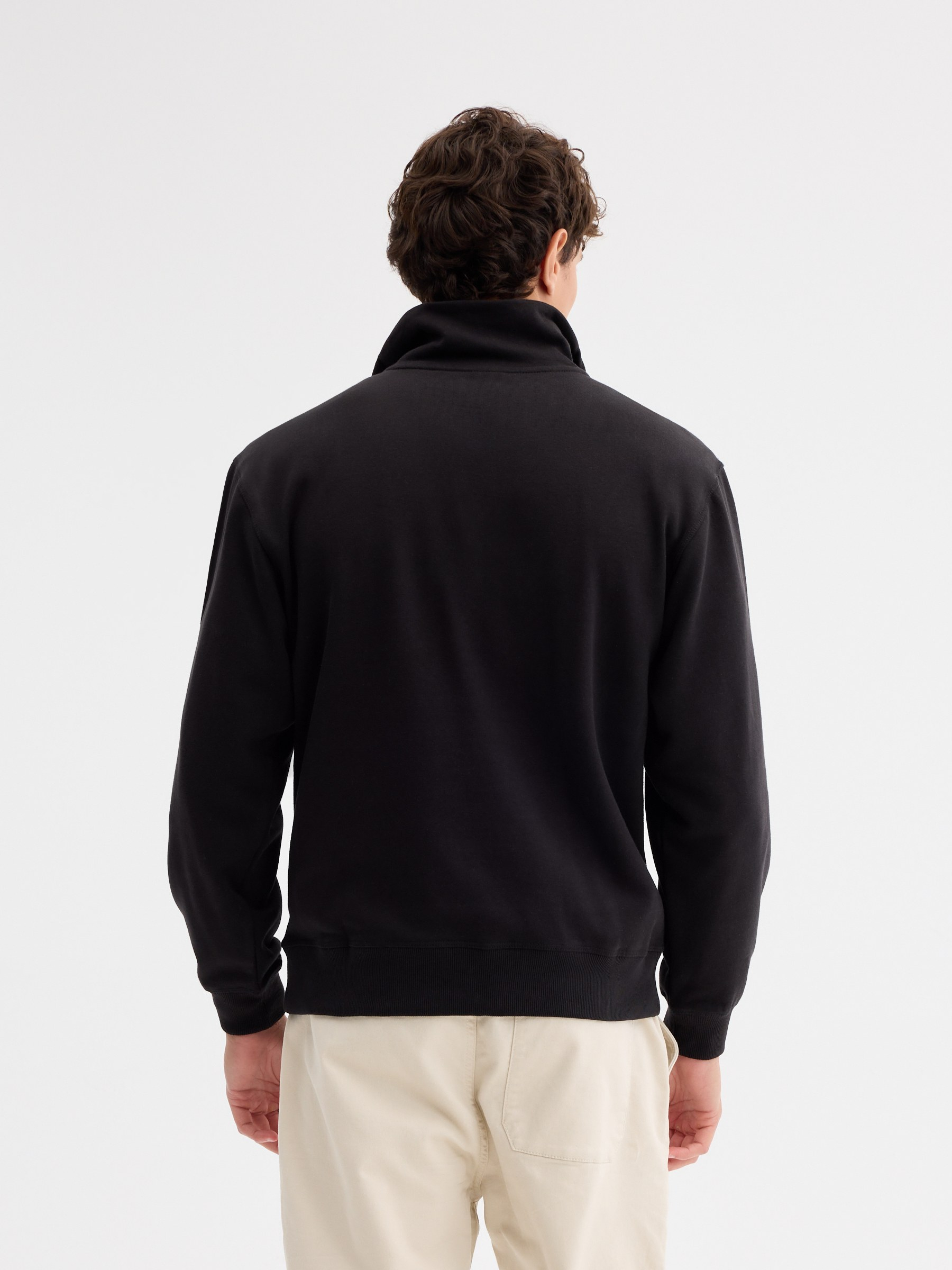 Sudadera cremallera semicisne lisa negro vista media frontal