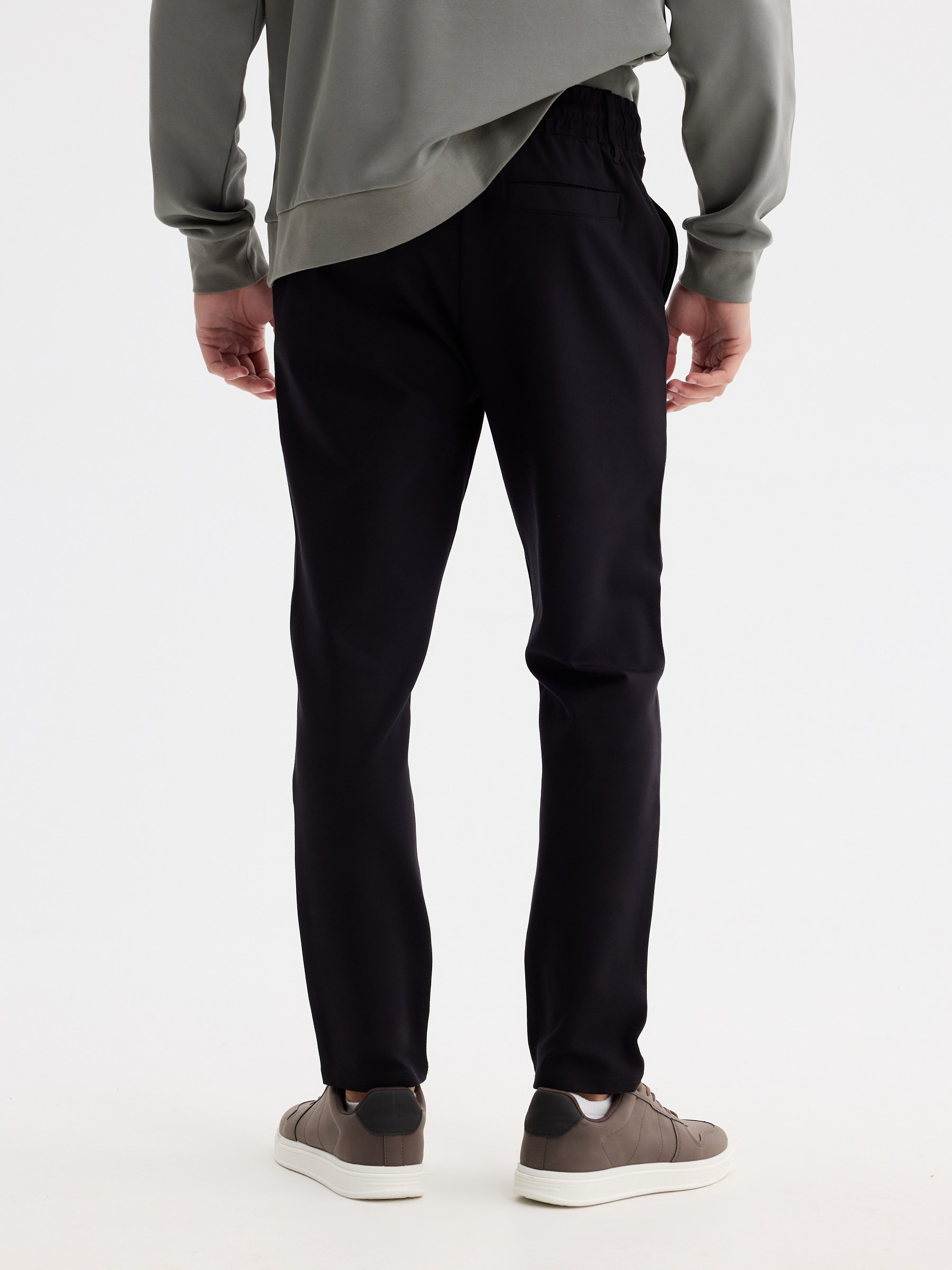 Pantalón chino técnico slim negro vista general frontal