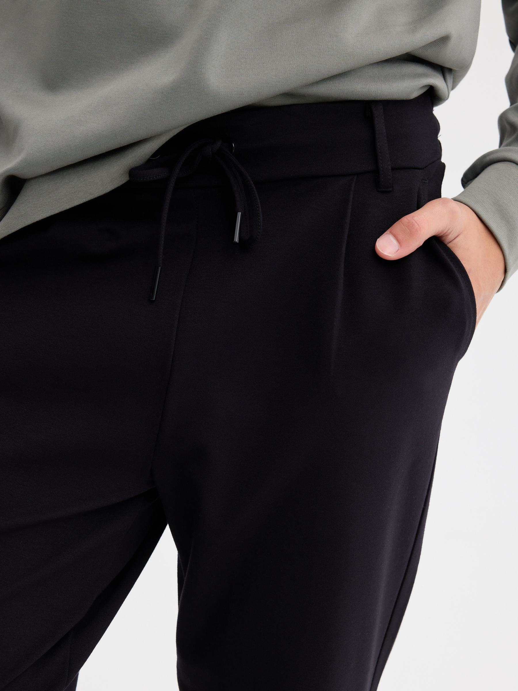 Calça chino técnica slim preto vista geral frontal