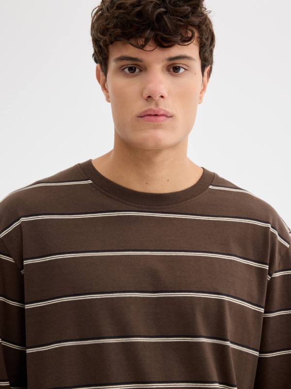 Long sleeve contrast stripes T-shirt brown detail view