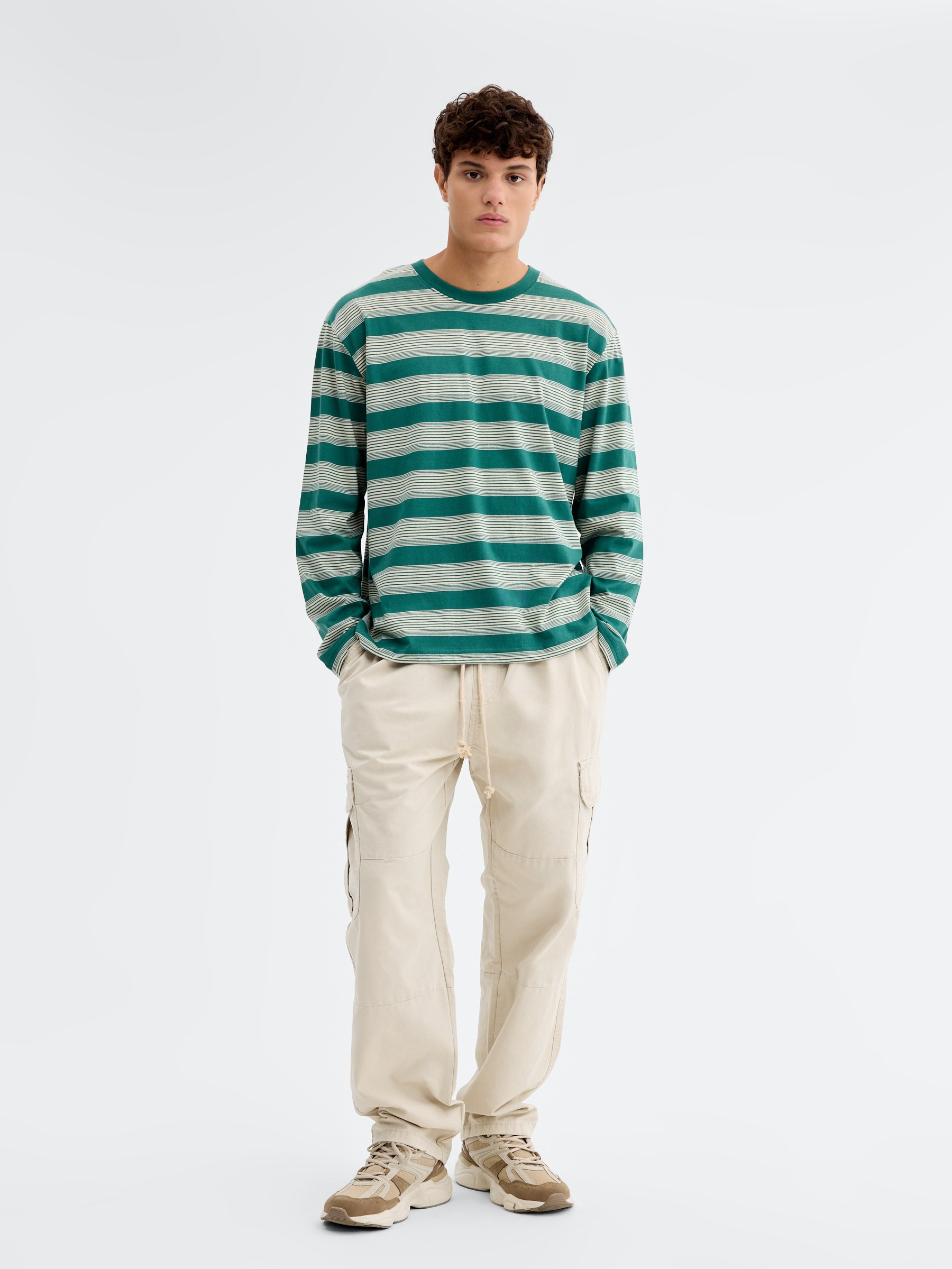 Pantalón cargo algodón tiro alto crudo vista general frontal