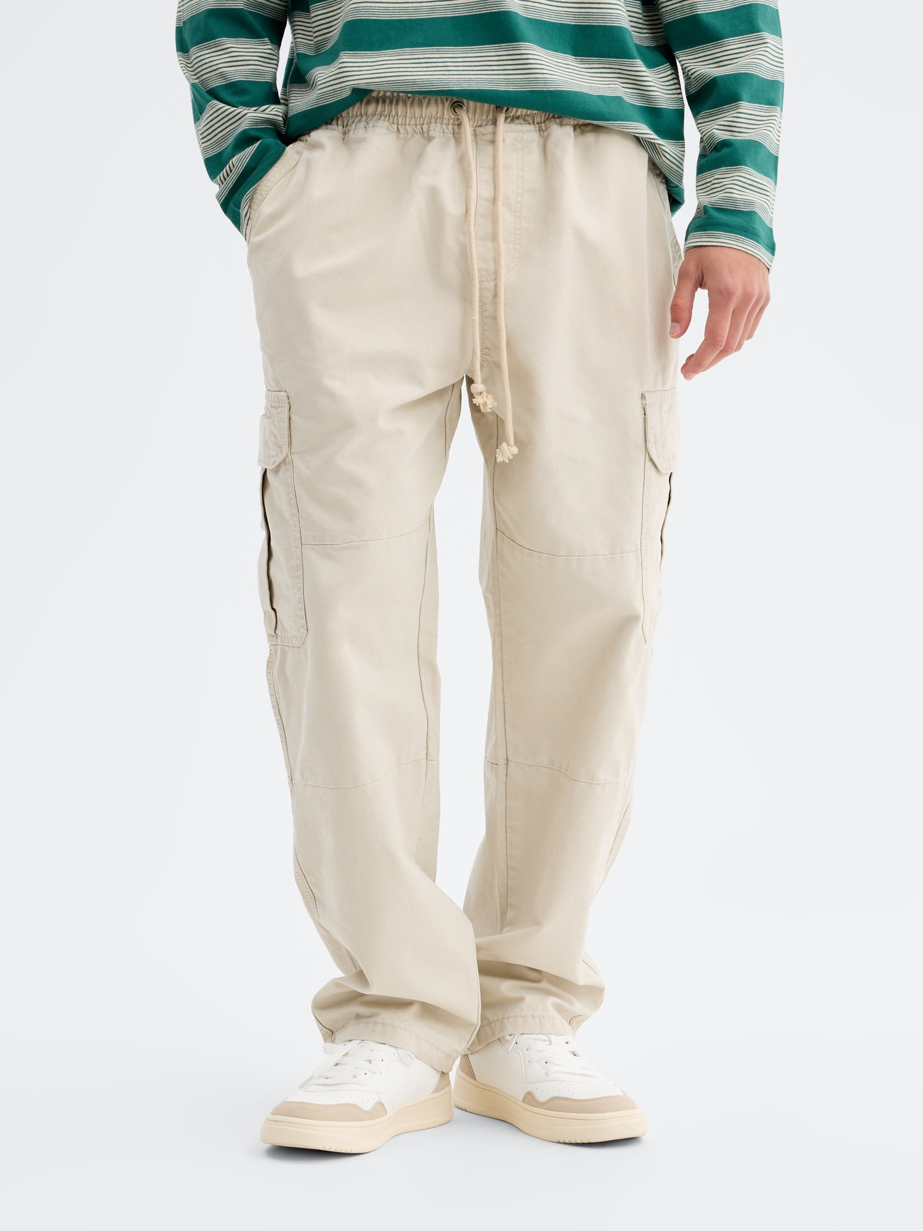 Calça cargo de algodão de cintura alta crua vista geral frontal