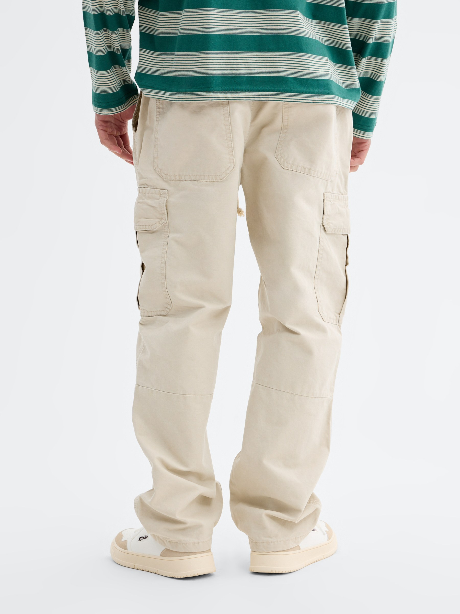 Calça cargo de algodão de cintura alta crua vista geral frontal