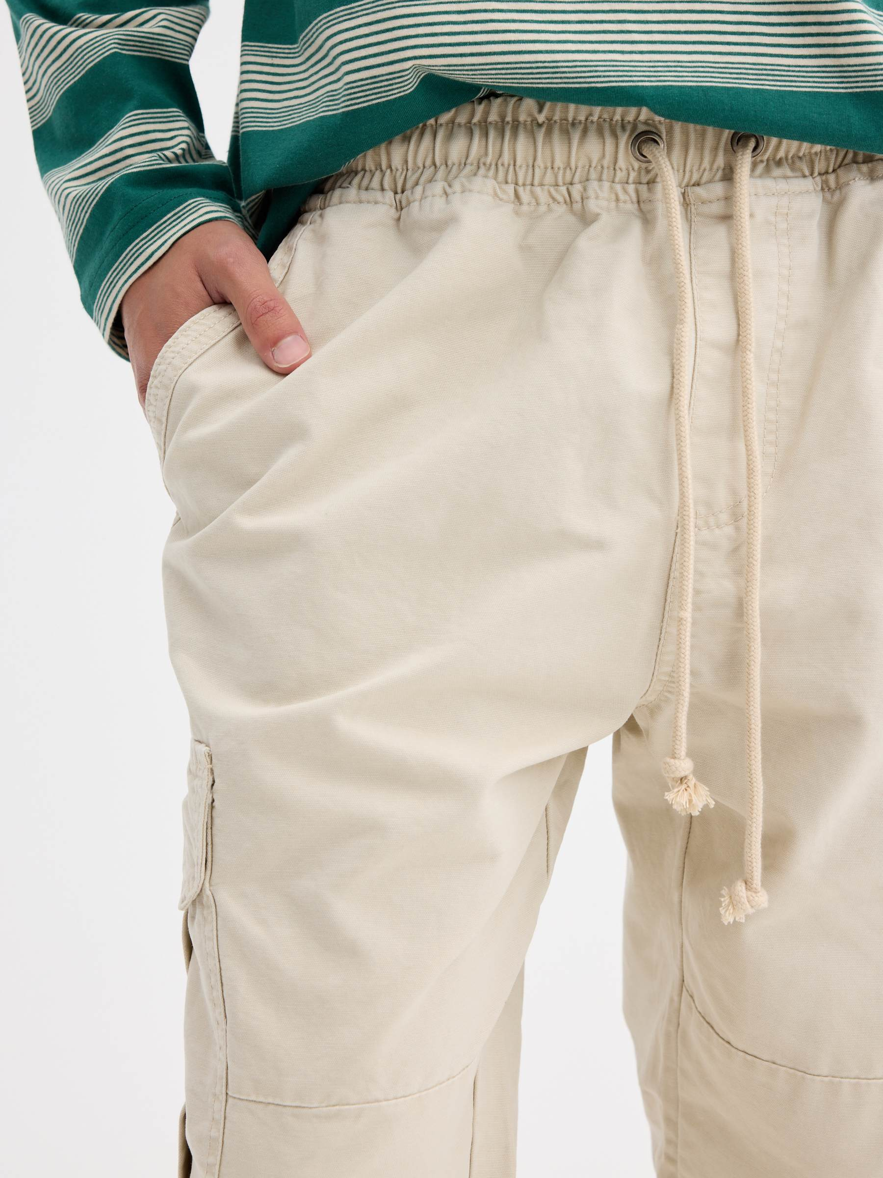 Calça cargo de algodão de cintura alta crua vista geral frontal