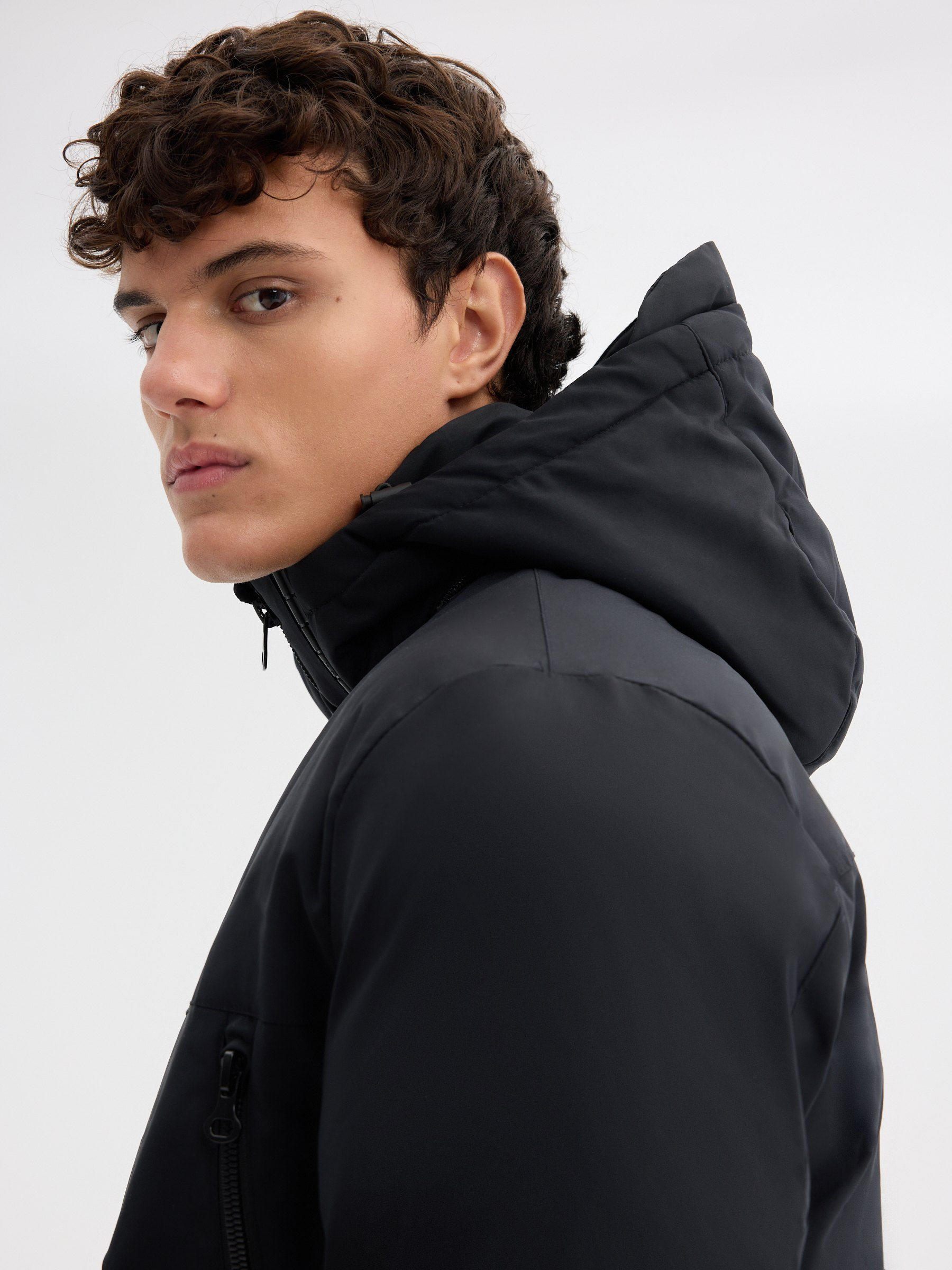 Jaqueta multibolsos de nylon preto vista meia frontal